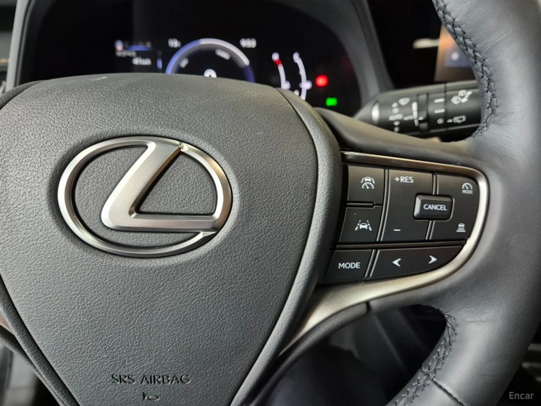 Lexus UX300h превью 6