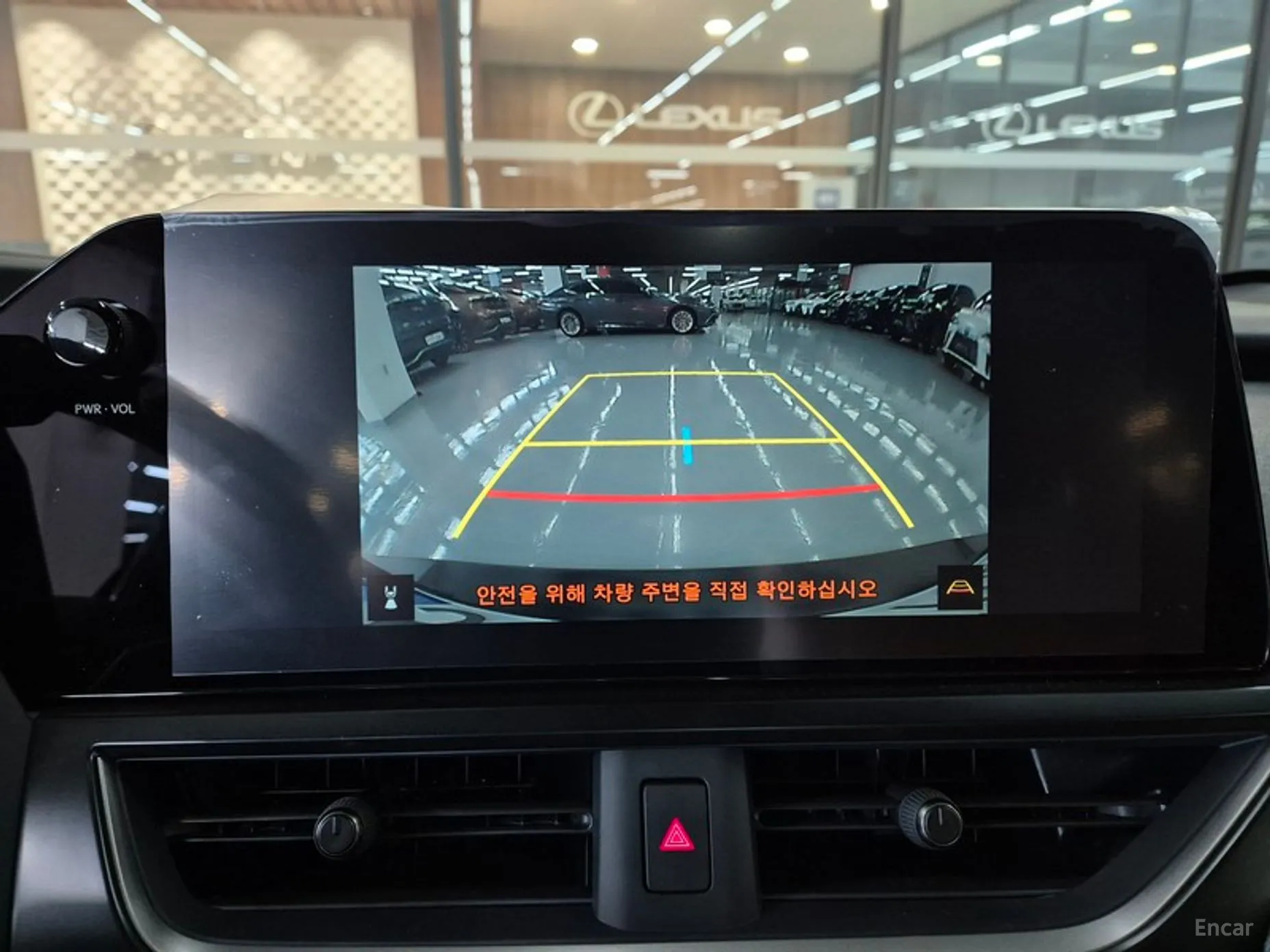 Lexus UX300h превью 9