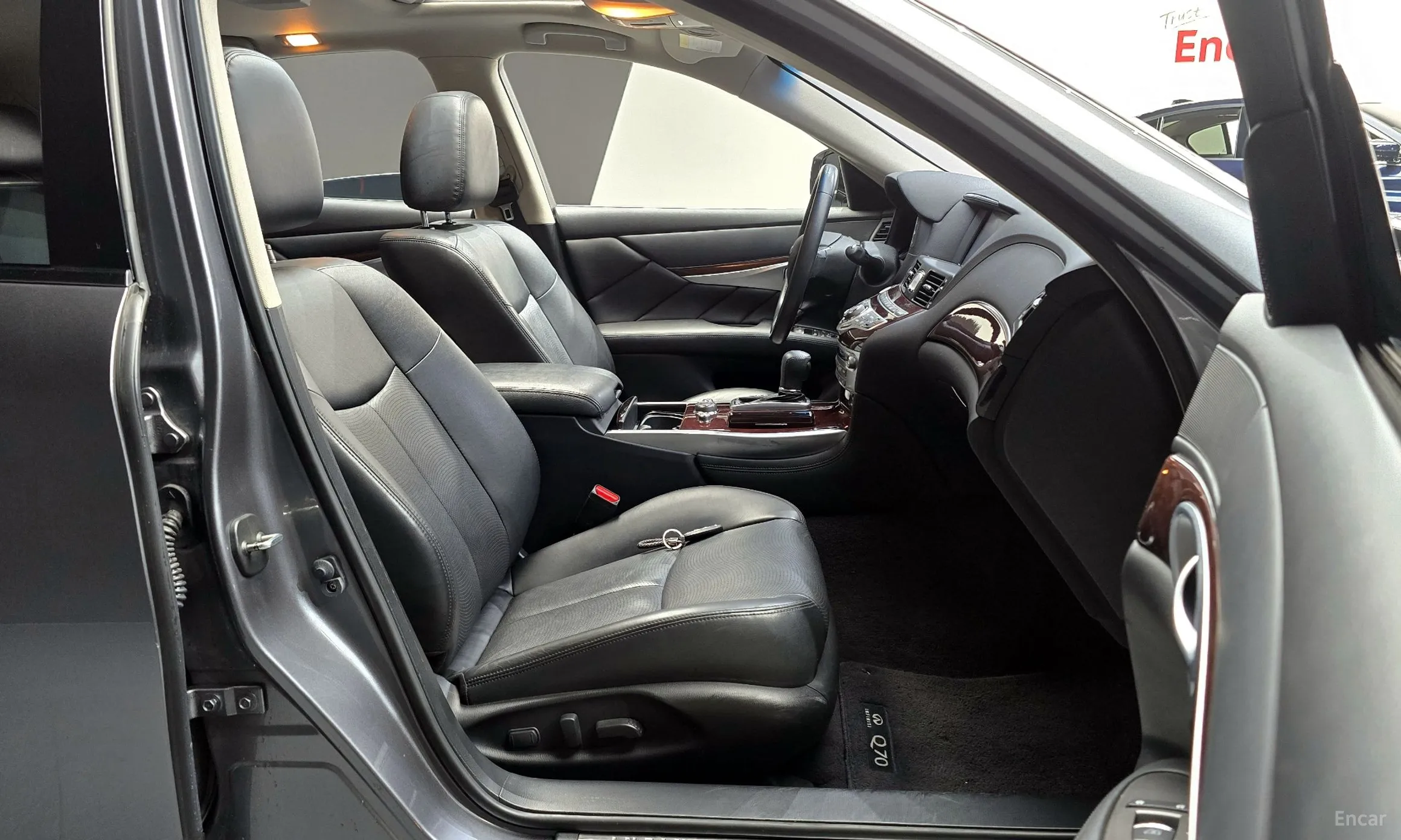 Infiniti Q70 превью 10