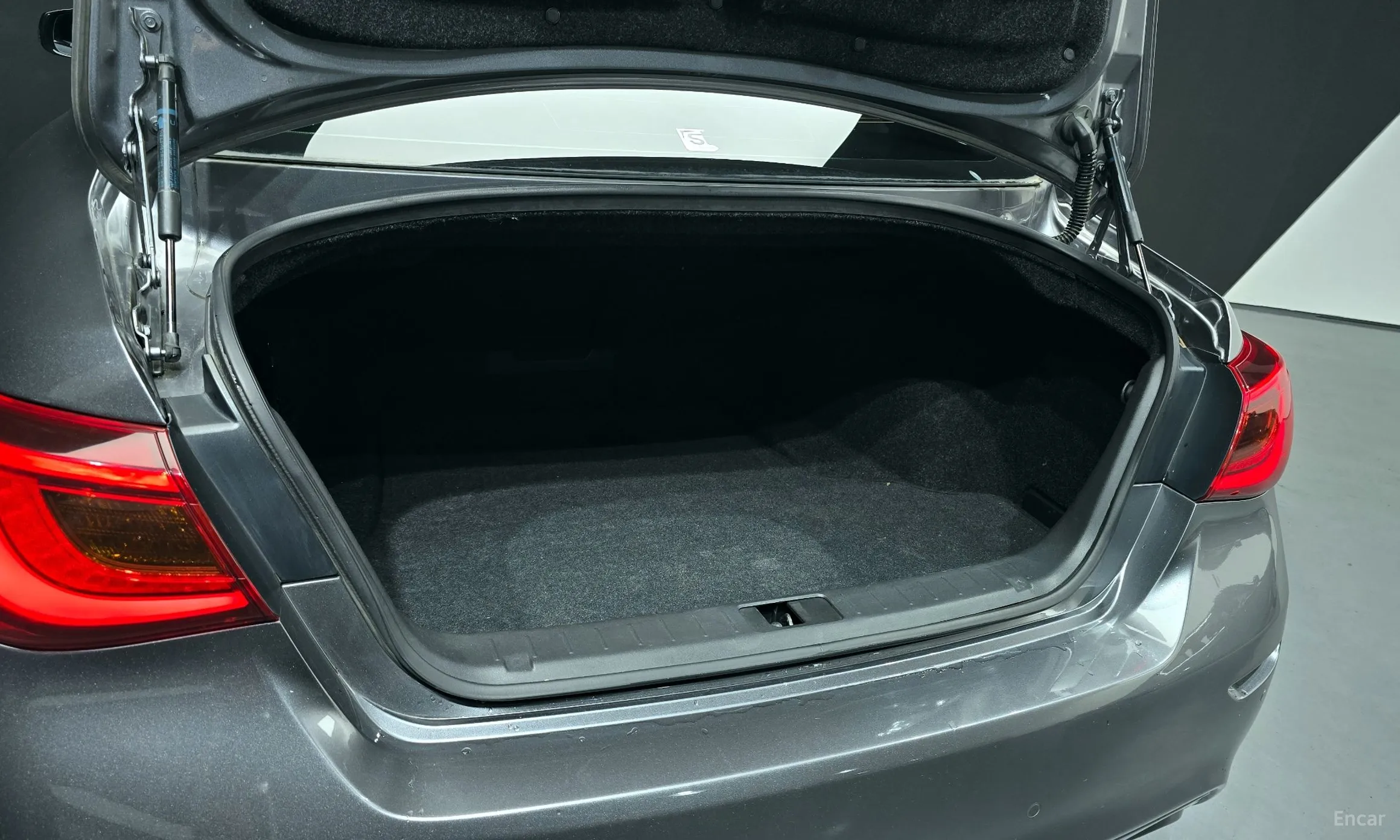 Infiniti Q70 превью 20
