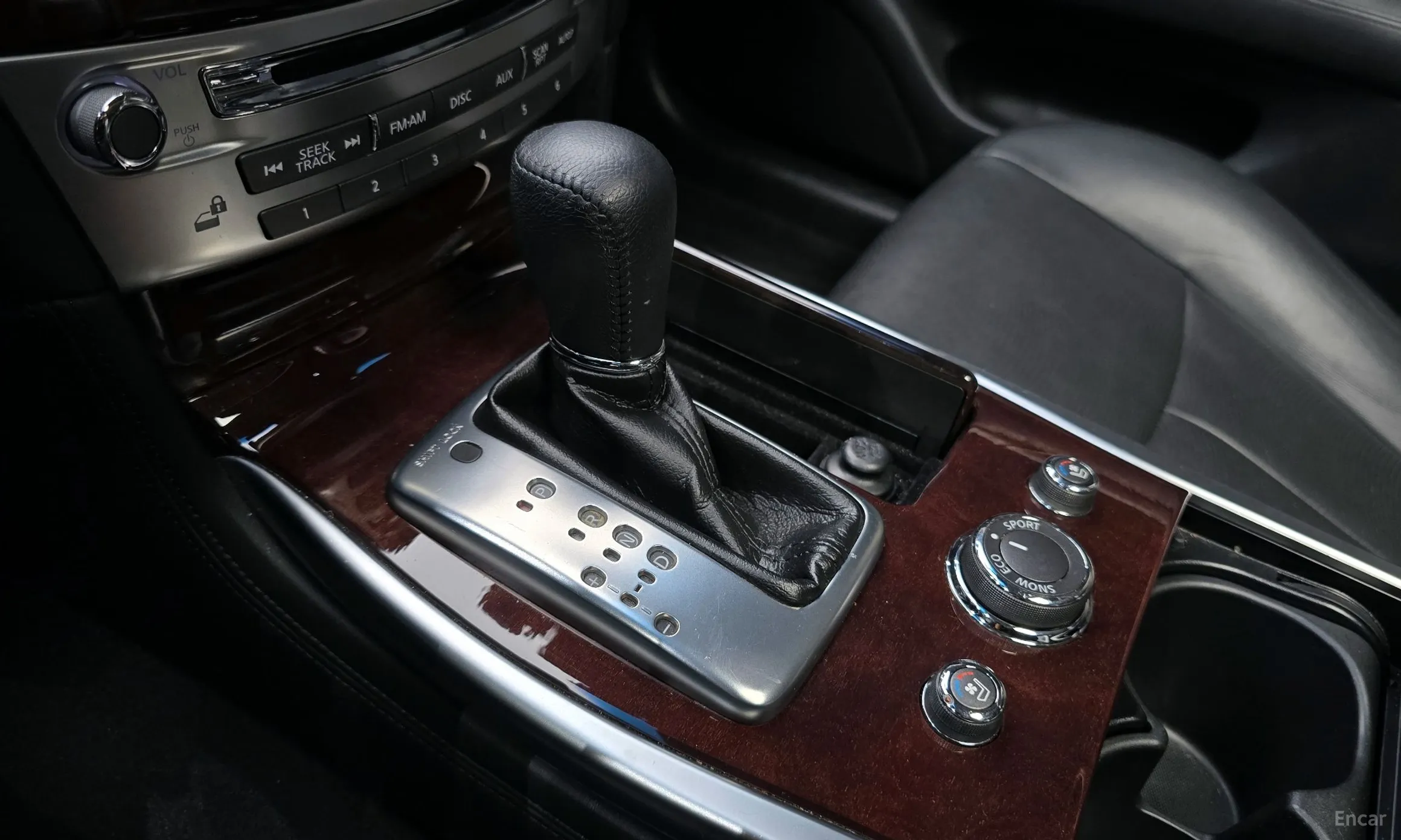 Infiniti Q70 превью 9