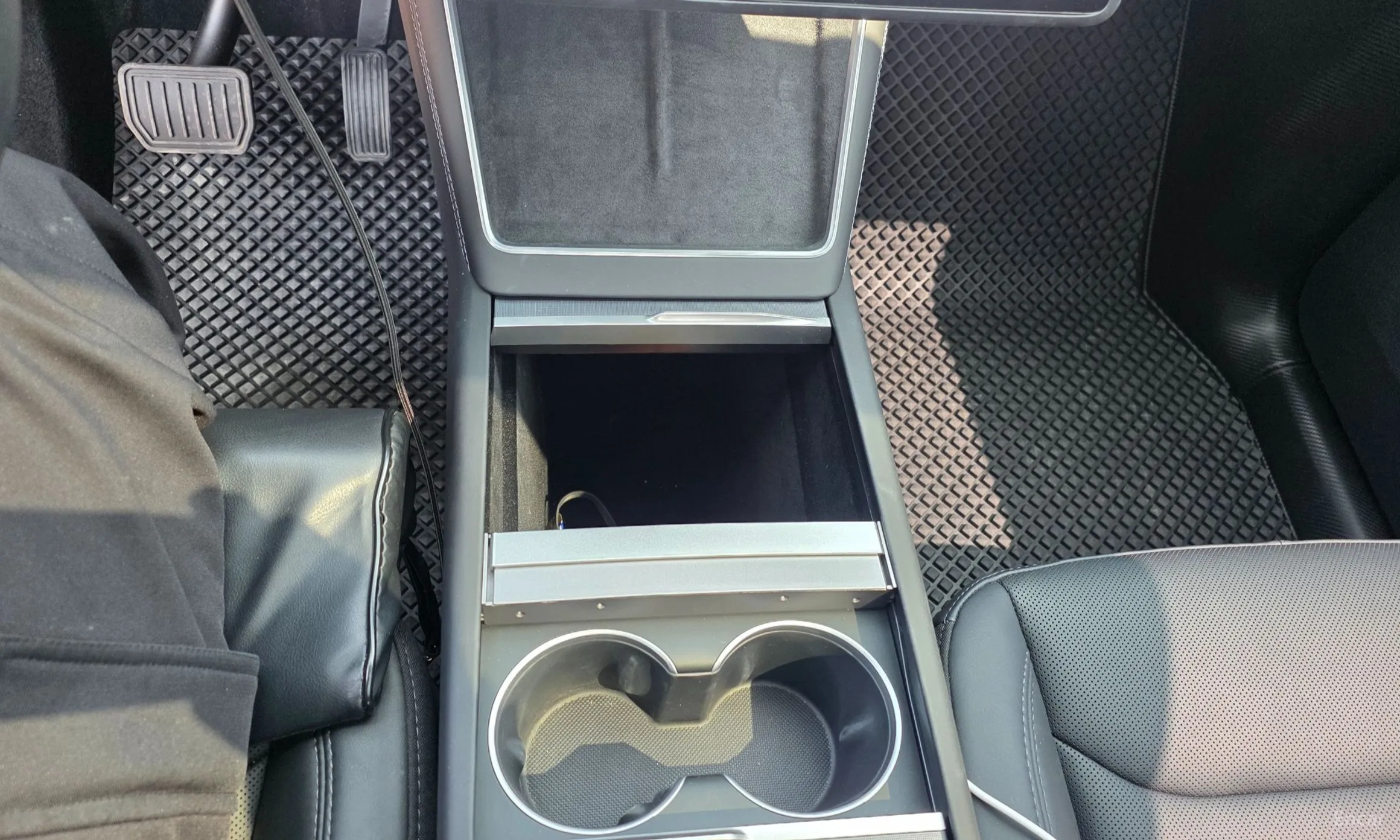 Tesla Model Y превью 15