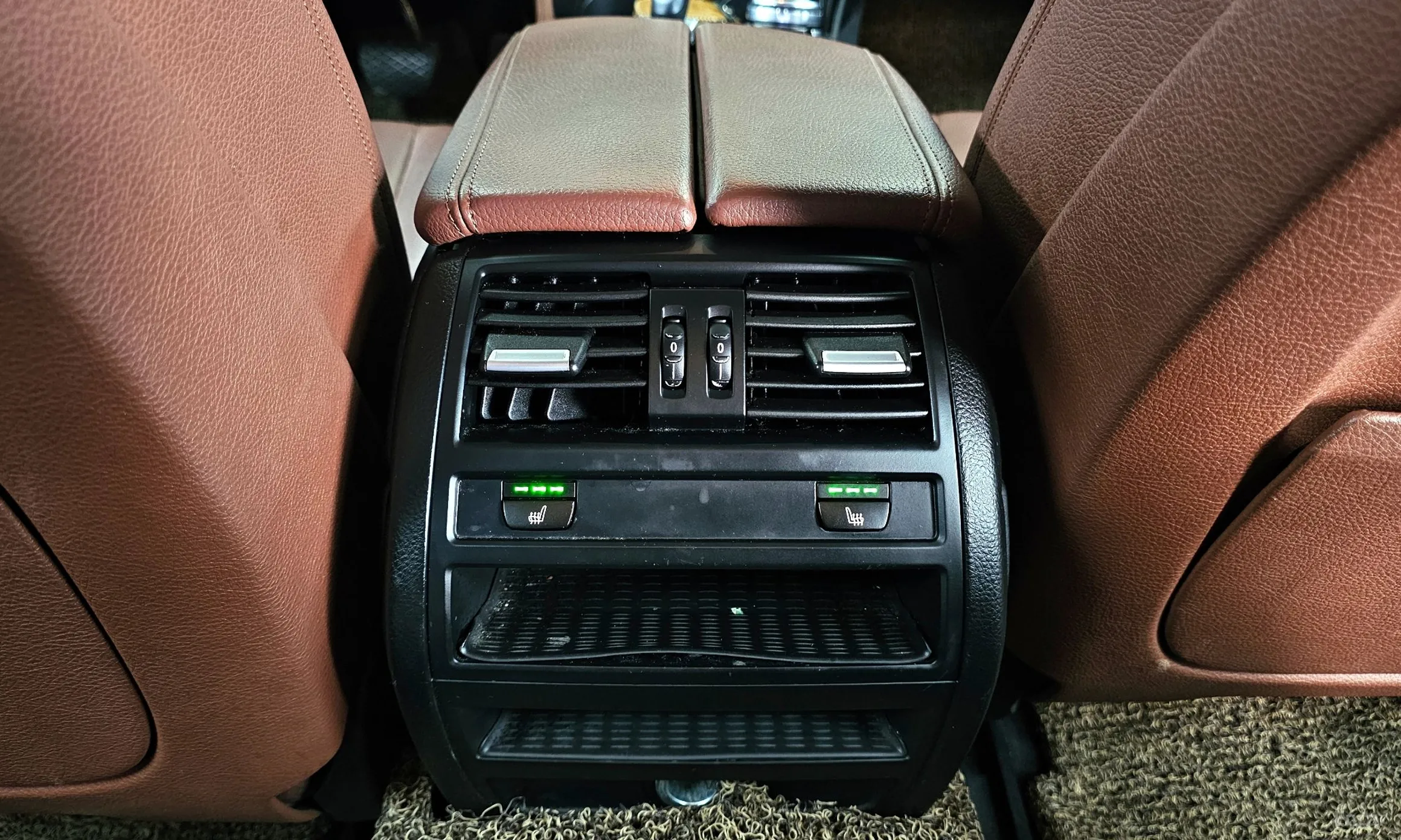 BMW 5 Series (F10) превью 18