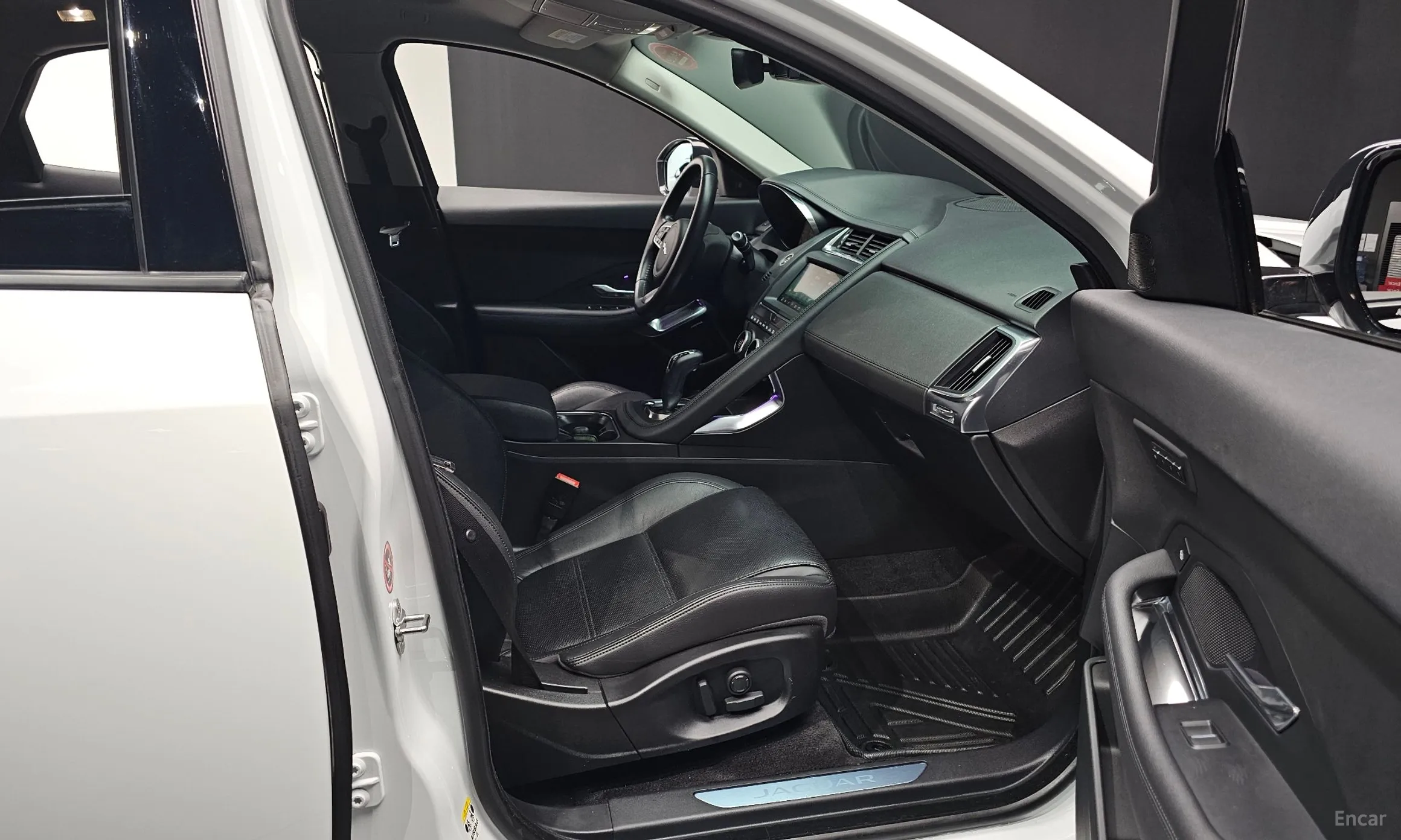 Jaguar E-PACE превью 10