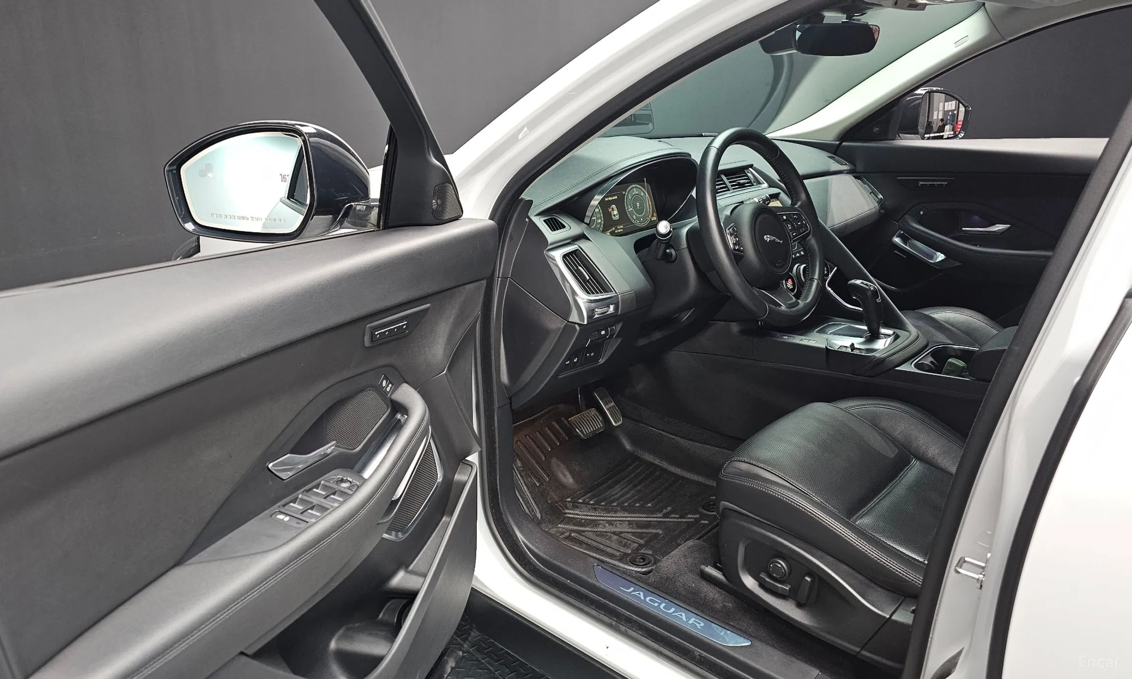 Jaguar E-PACE превью 11