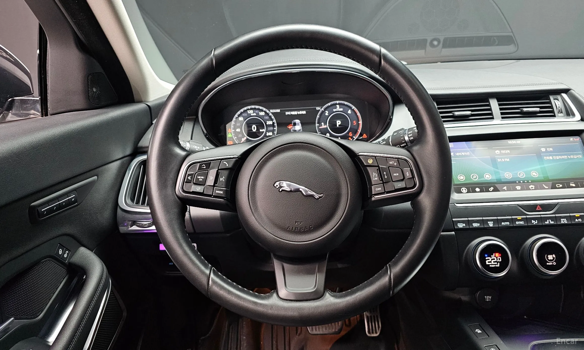 Jaguar E-PACE превью 13