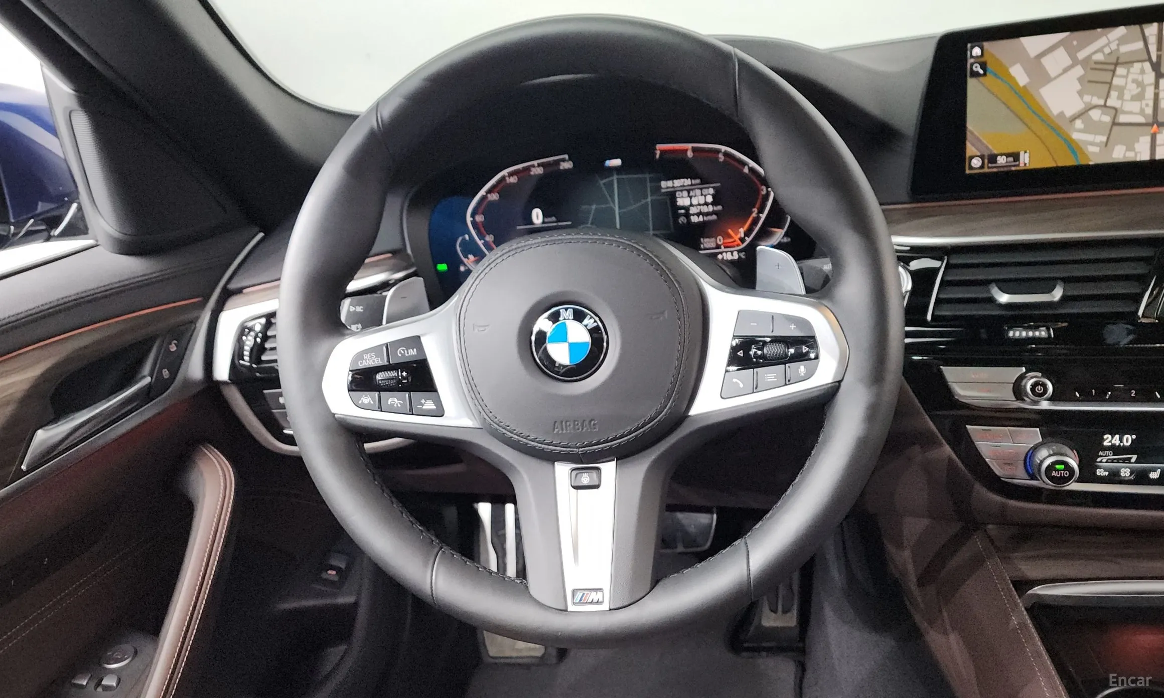 BMW 5 Series (G30) превью 13