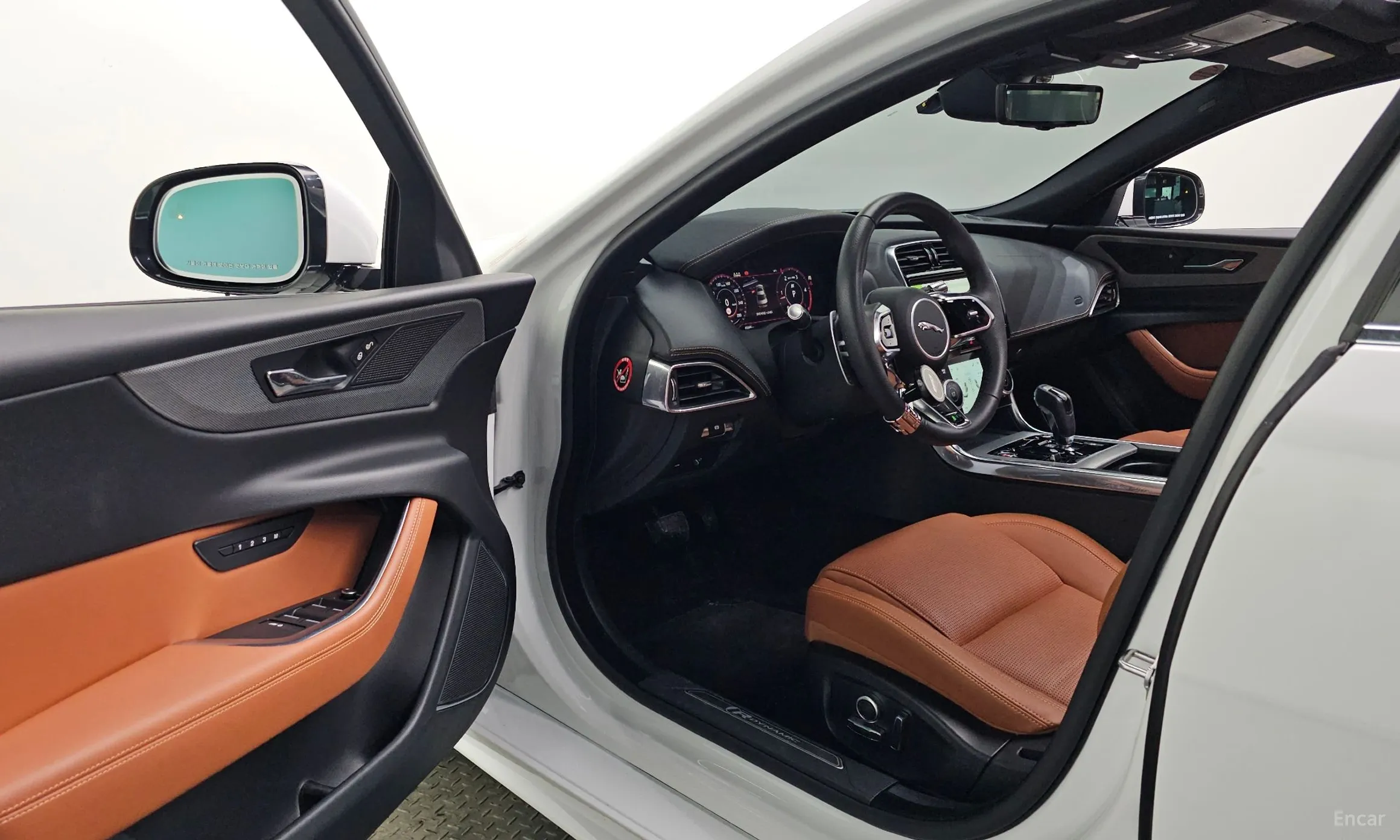 Jaguar XE превью 10