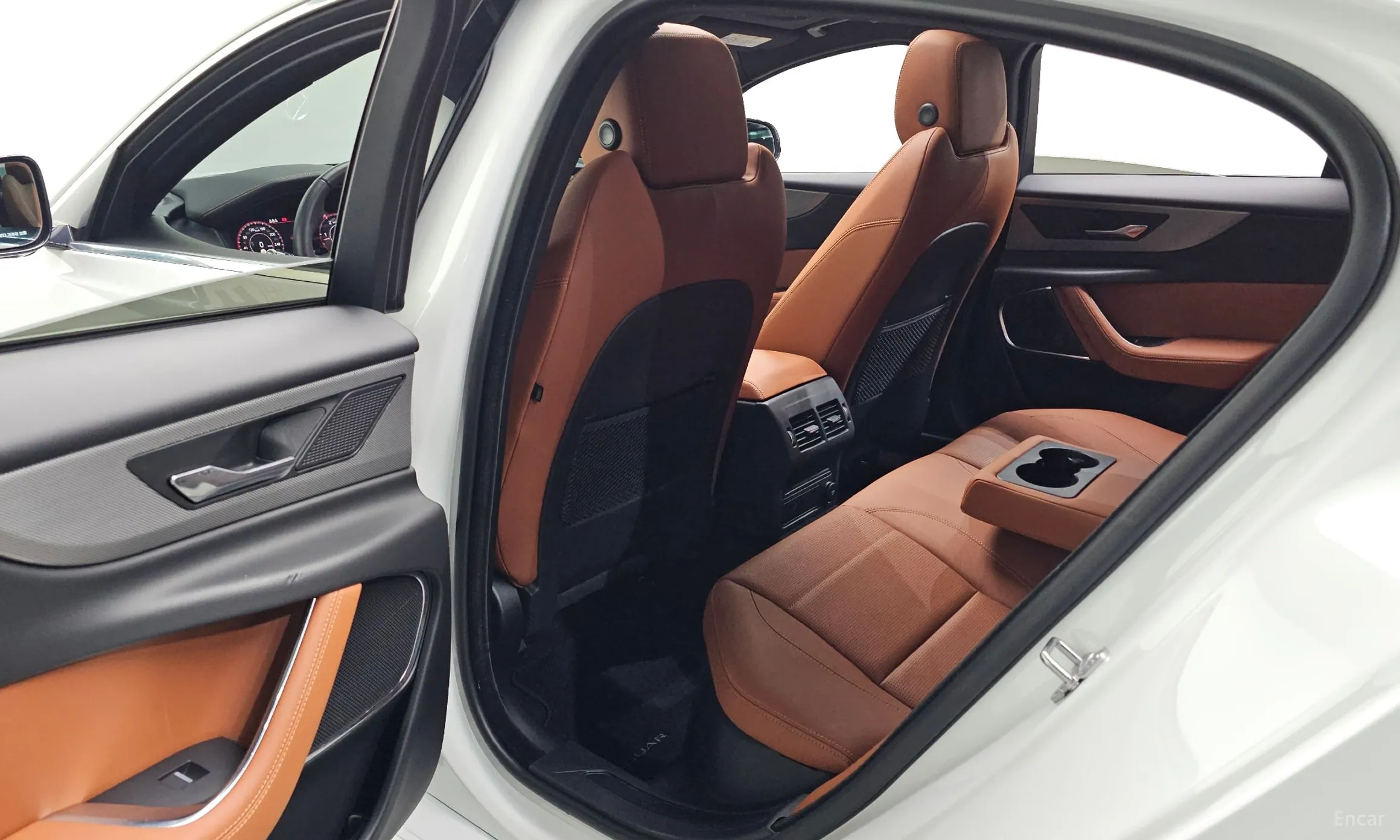 Jaguar XE превью 11