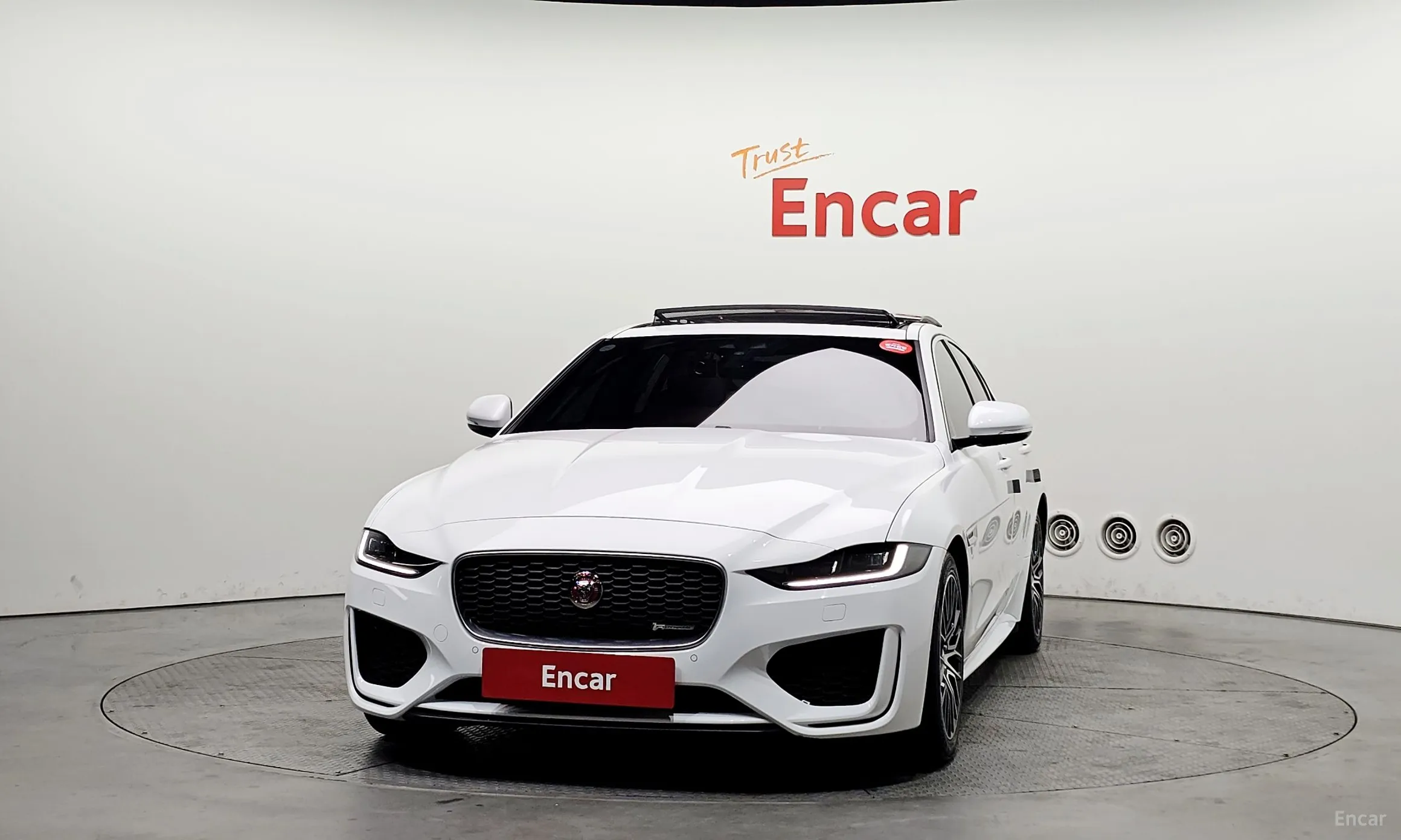Jaguar XE превью 3