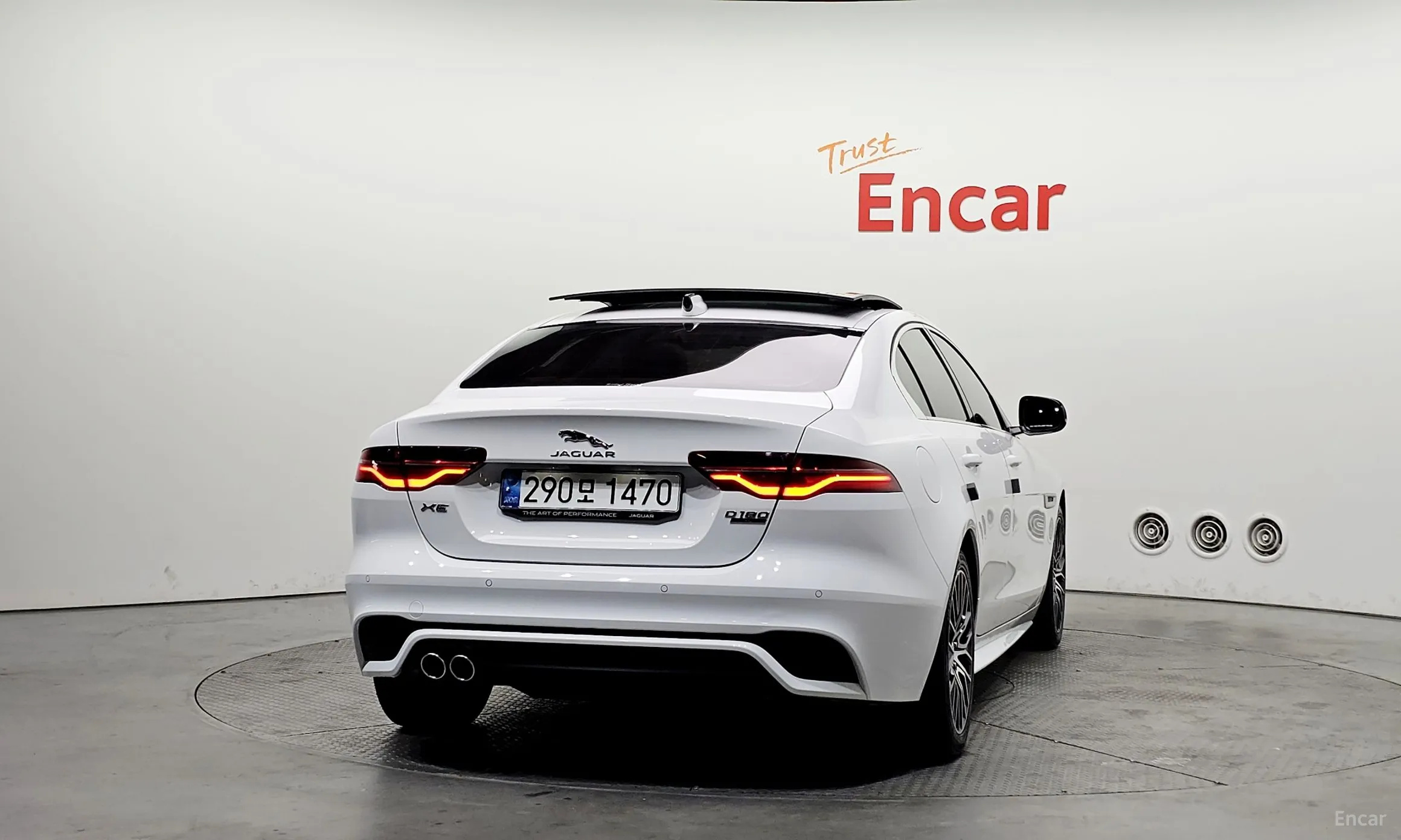Jaguar XE превью 4