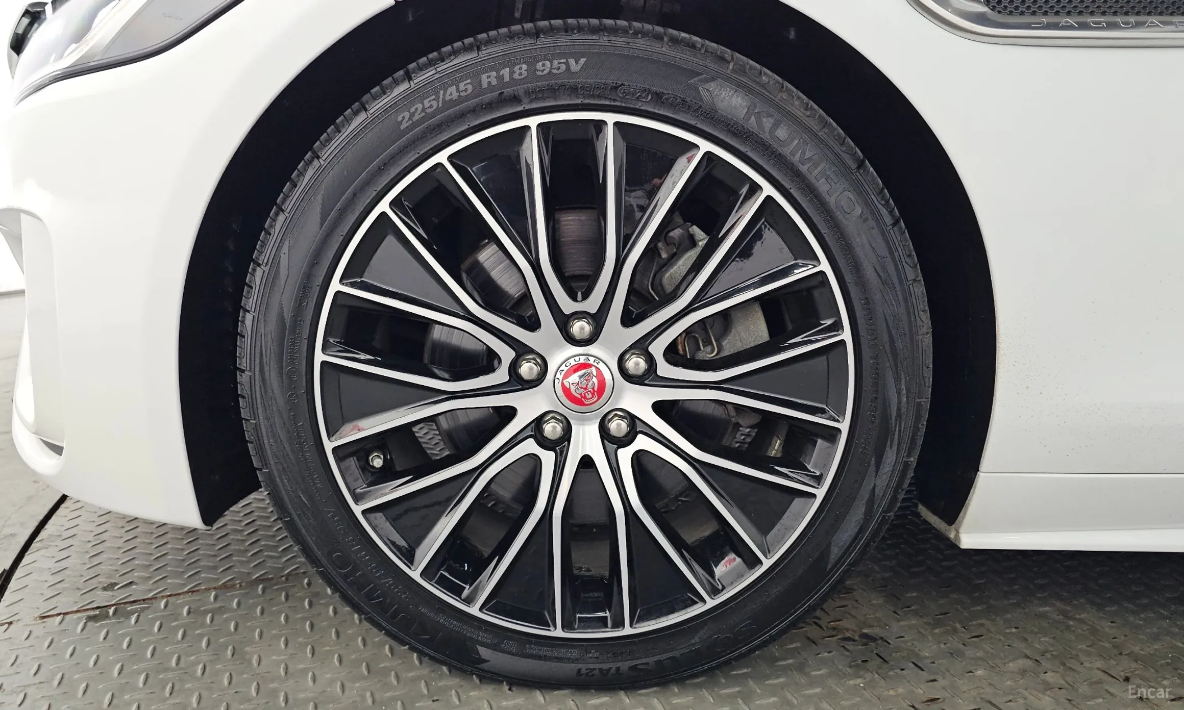 Jaguar XE превью 5