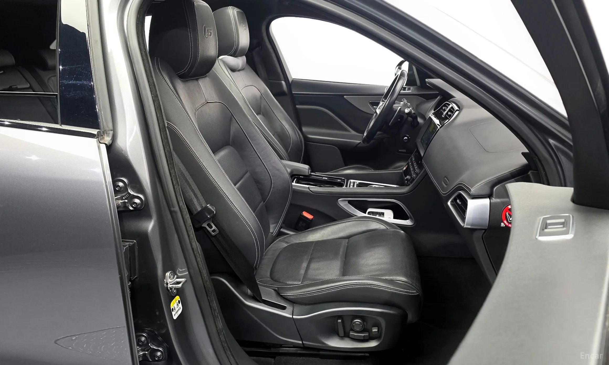 Jaguar F-PACE превью 11