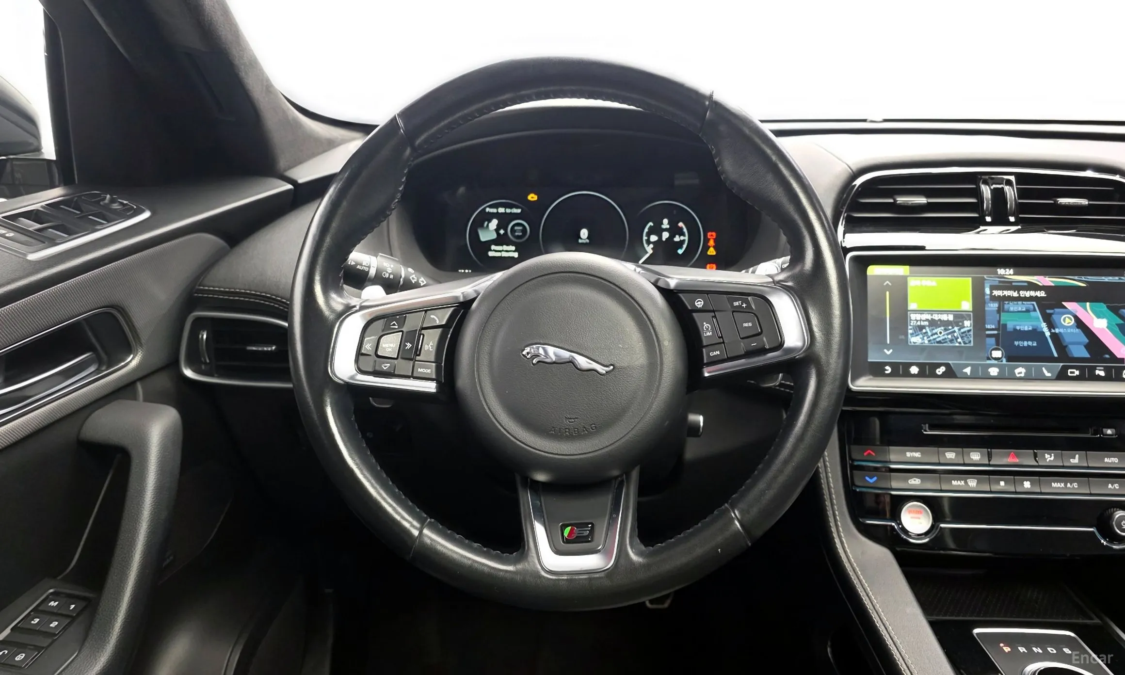 Jaguar F-PACE превью 13