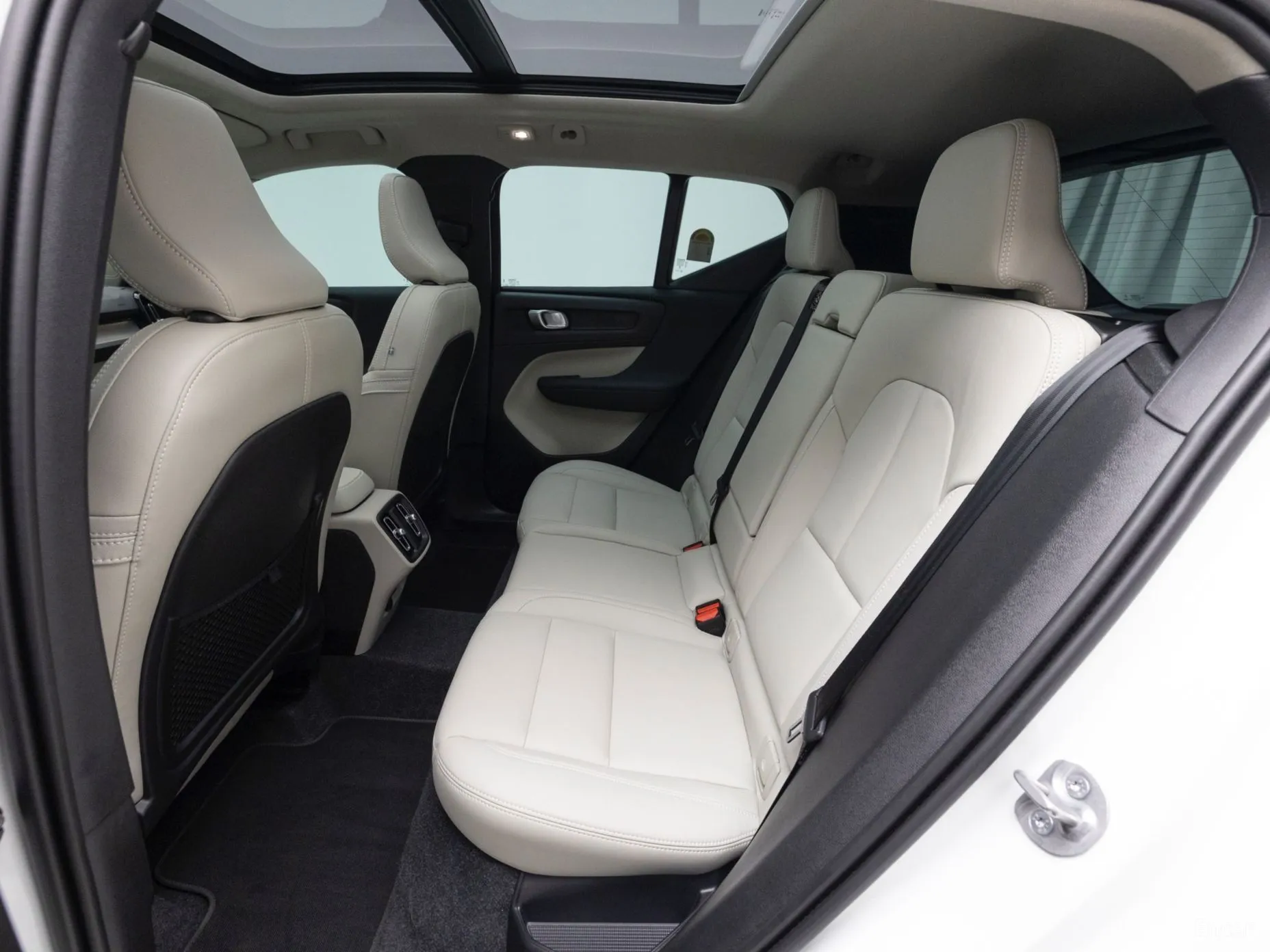 Volvo XC40 превью 10