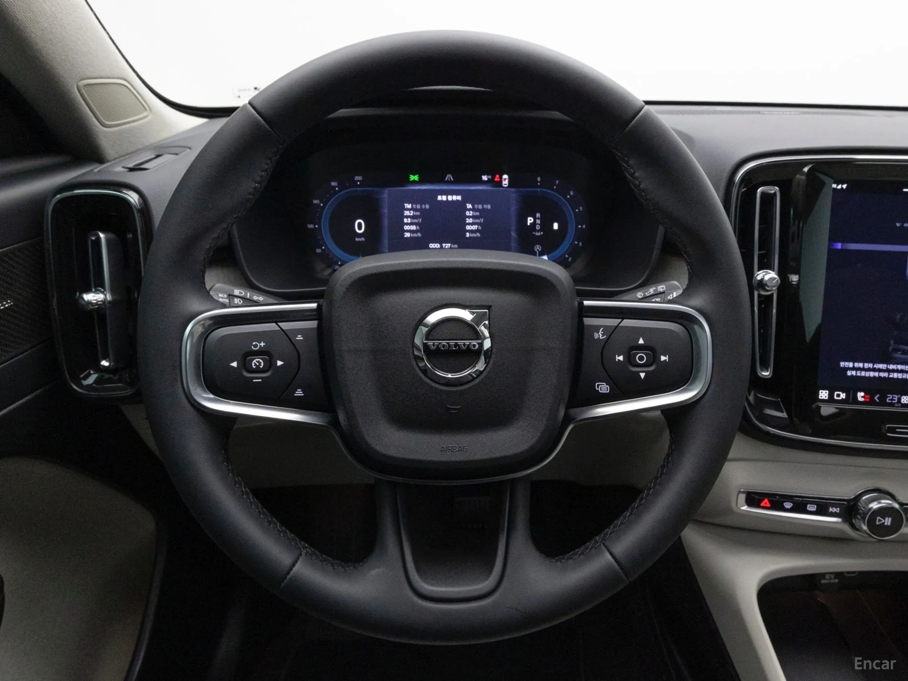 Volvo XC40 превью 11
