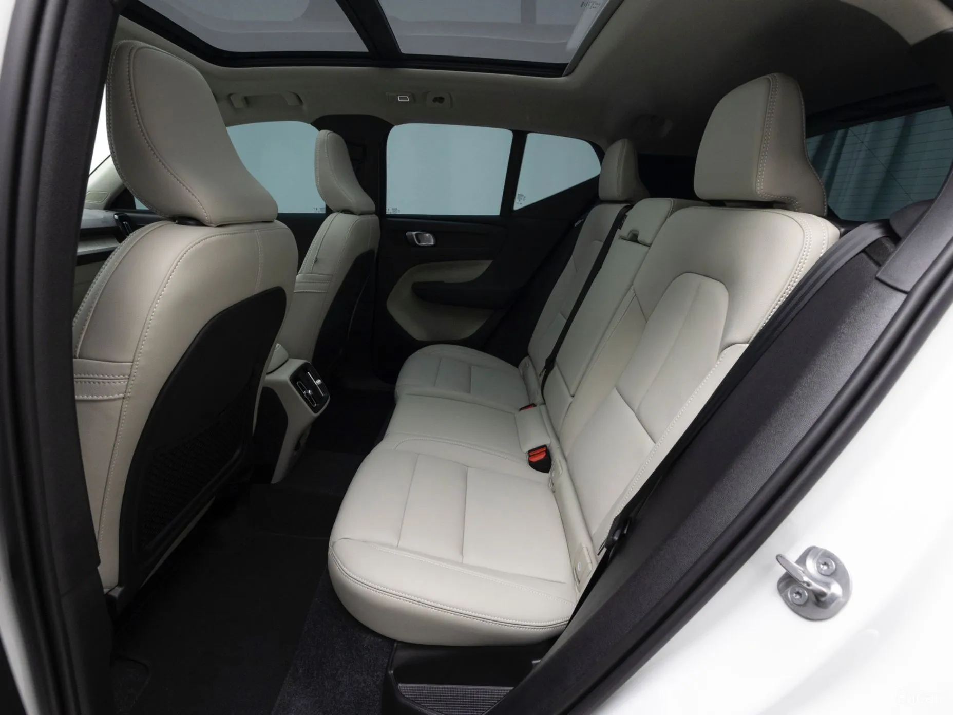 Volvo XC40 превью 10