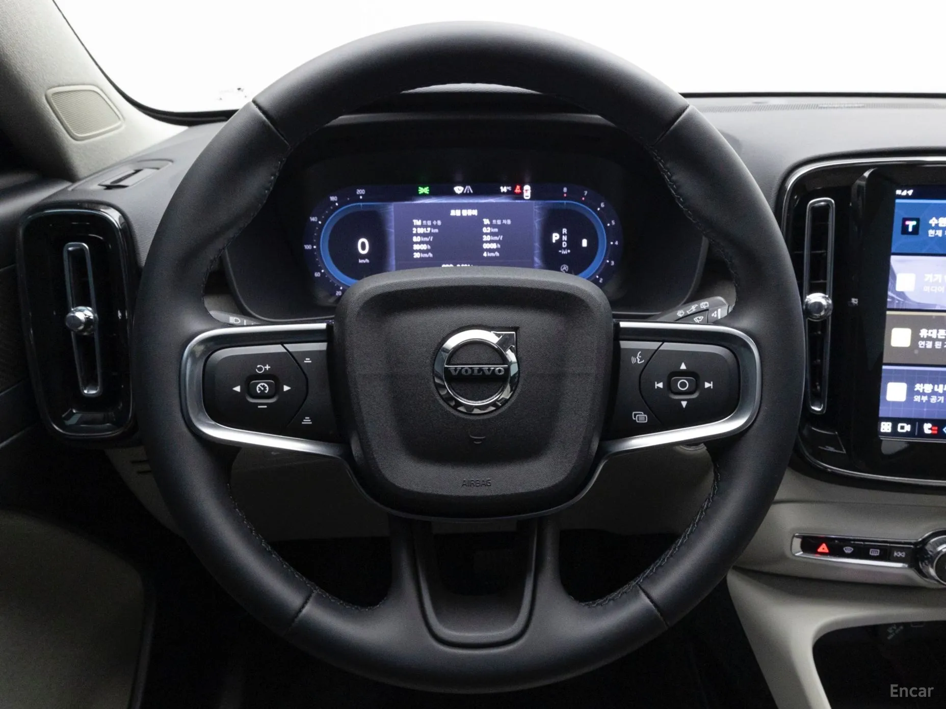 Volvo XC40 превью 11
