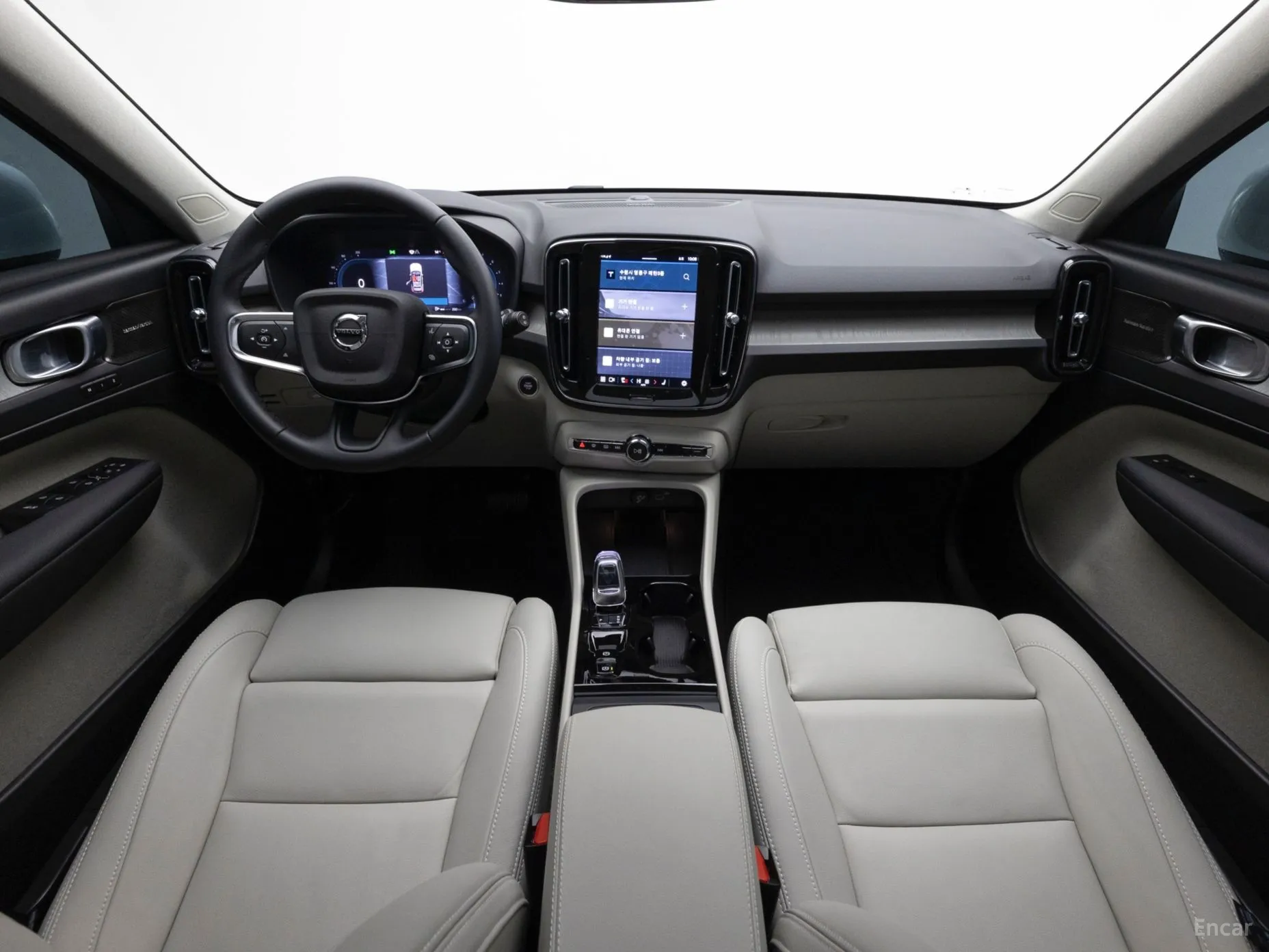 Volvo XC40 превью 7