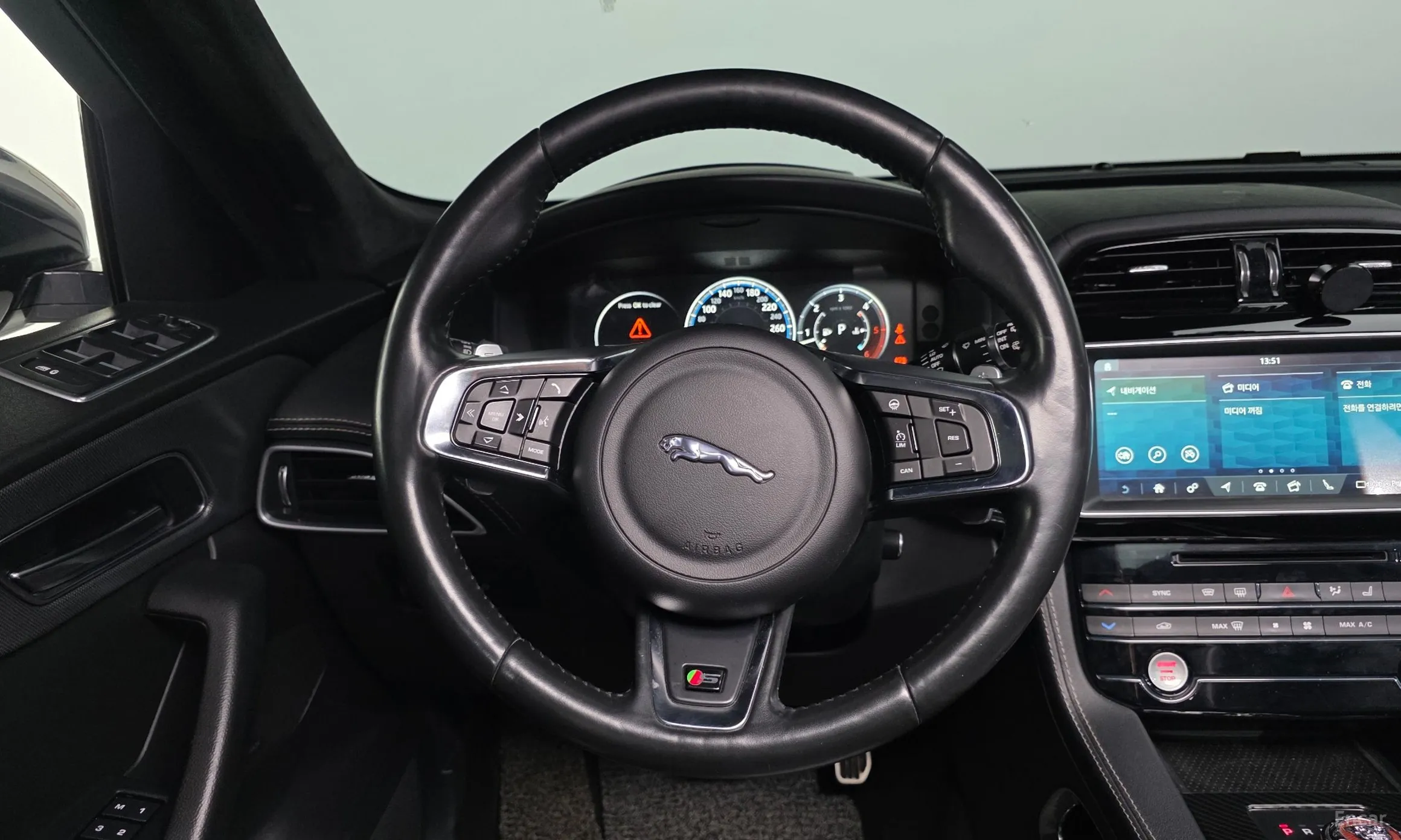 Jaguar F-PACE превью 13