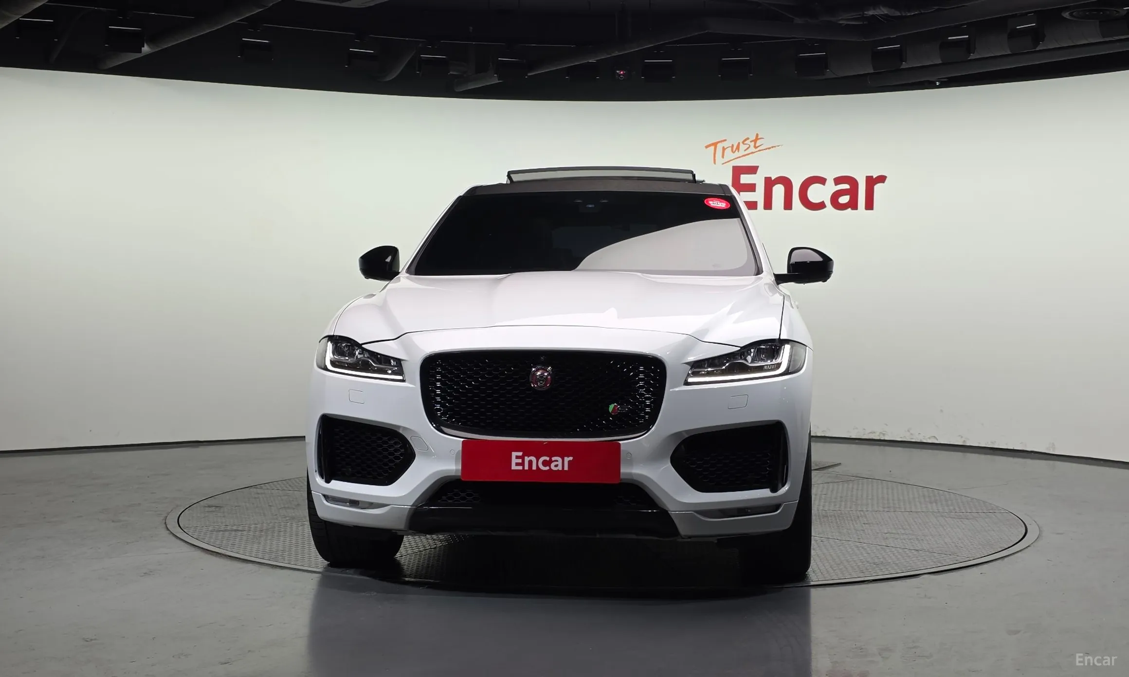 Jaguar F-PACE превью 3