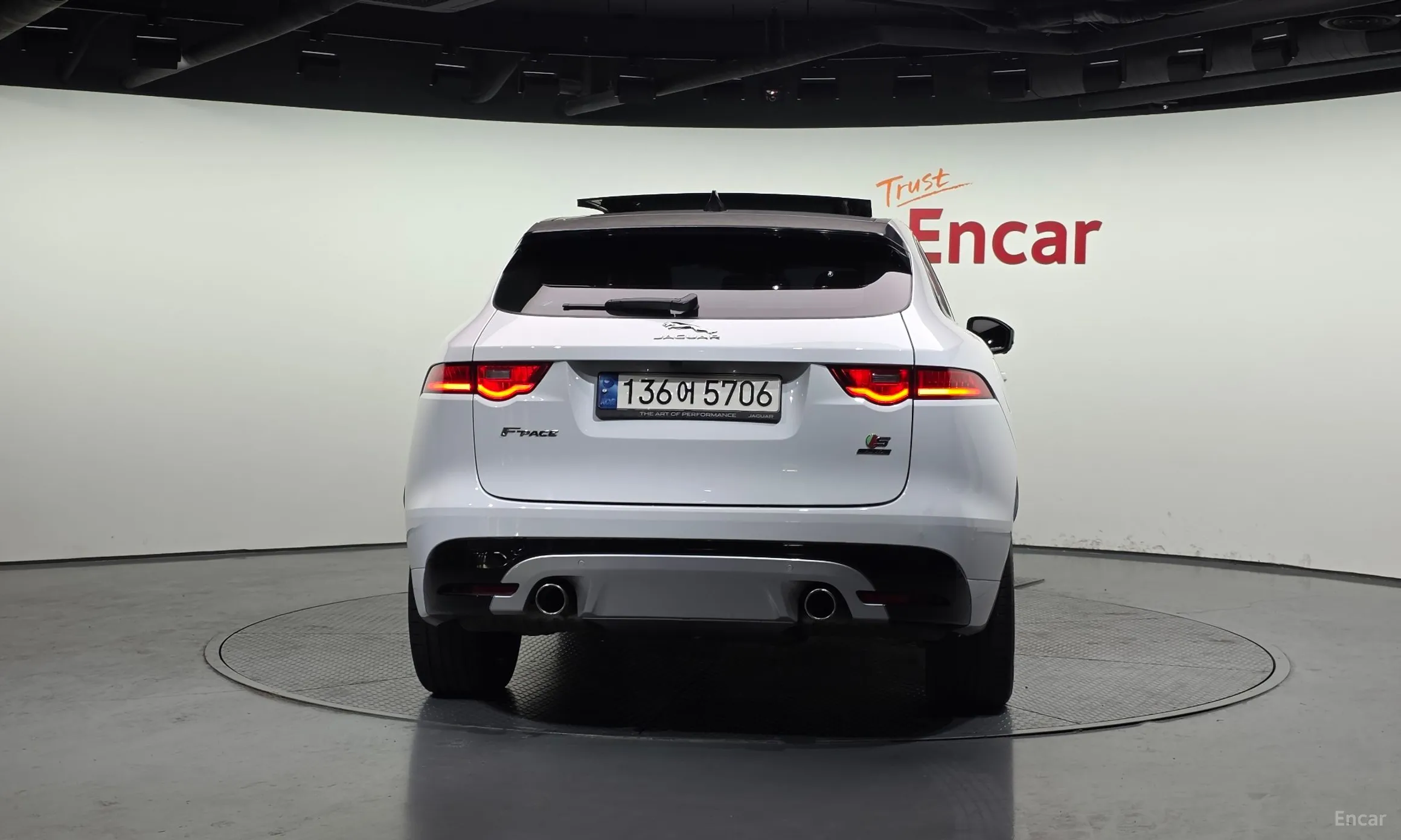 Jaguar F-PACE превью 4