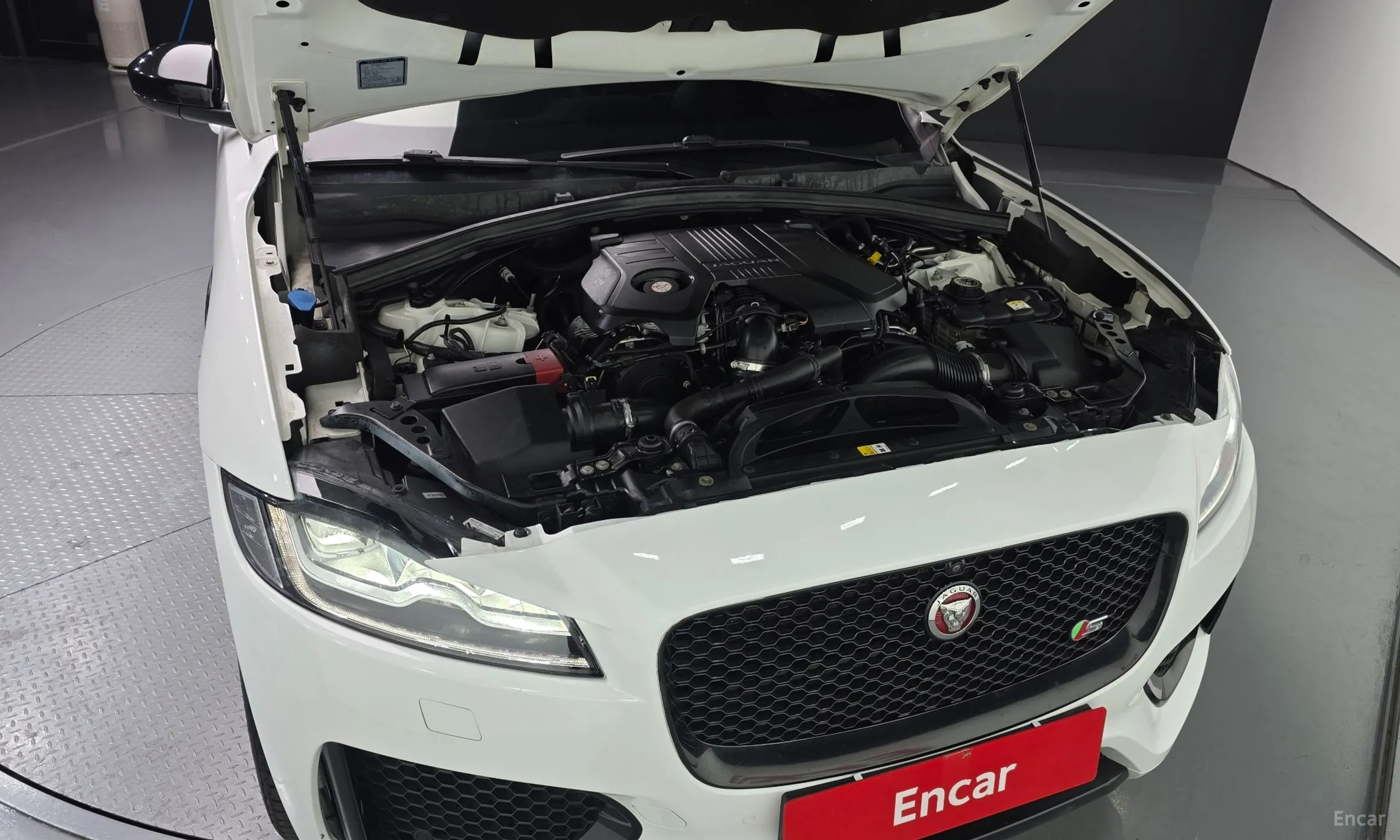 Jaguar F-PACE превью 6