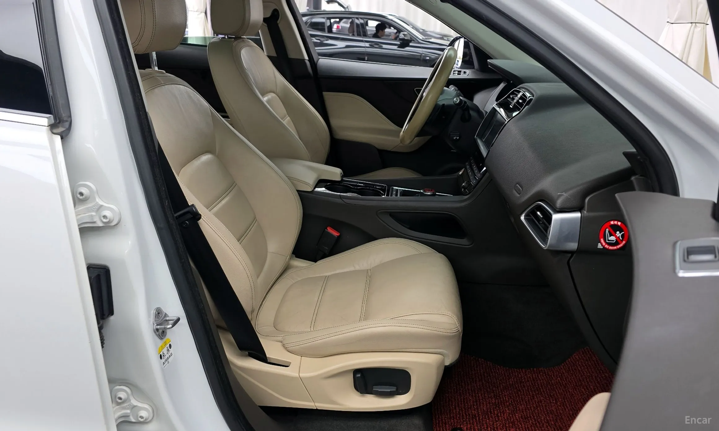 Jaguar F-PACE превью 11