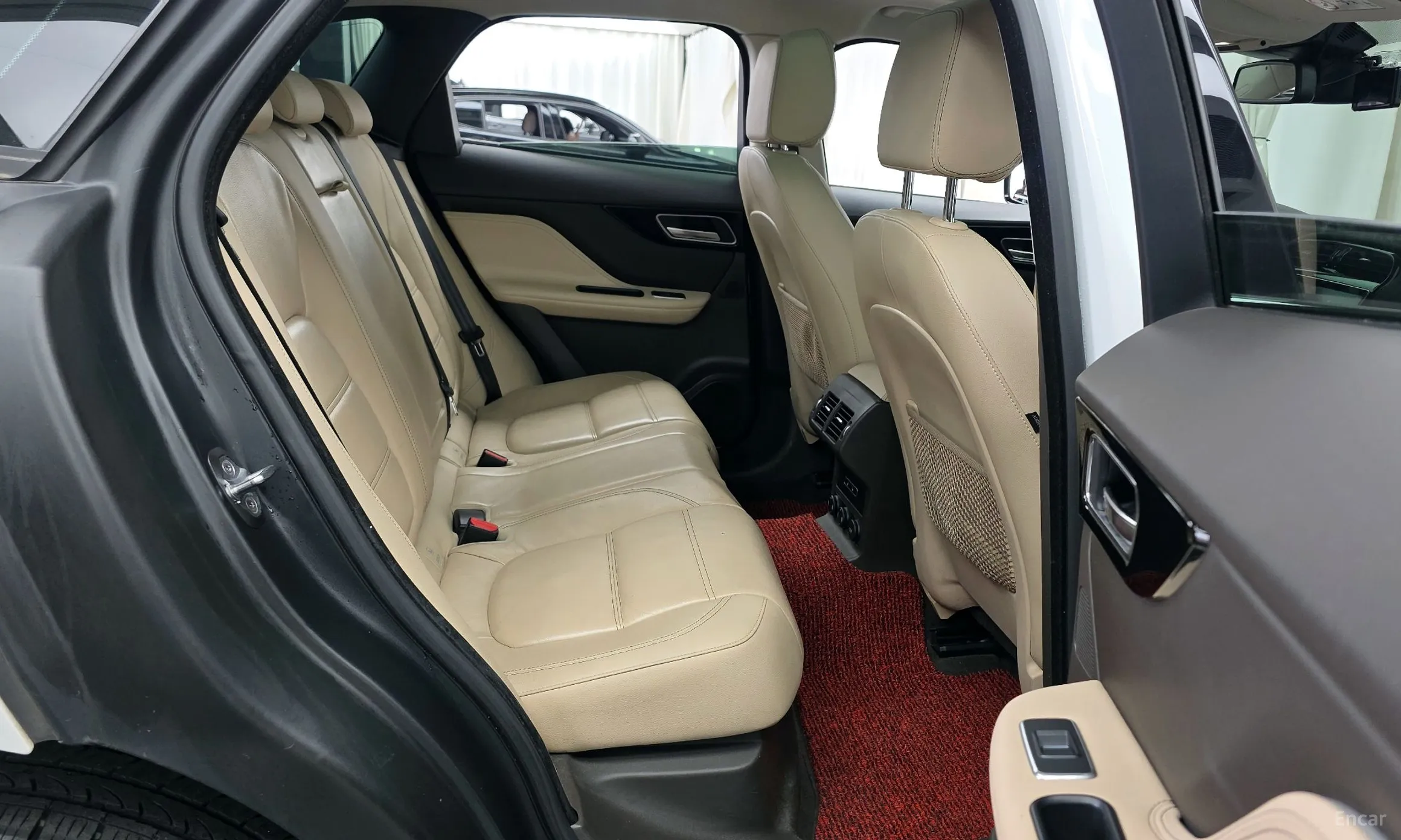 Jaguar F-PACE превью 12