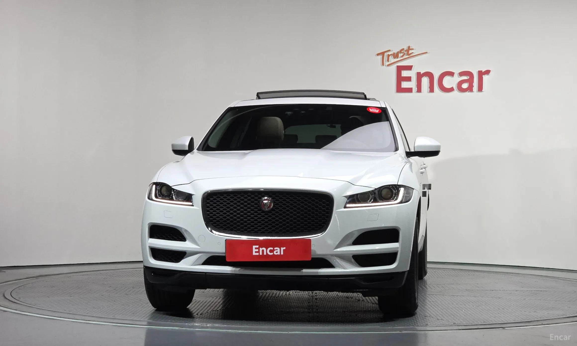 Jaguar F-PACE превью 3