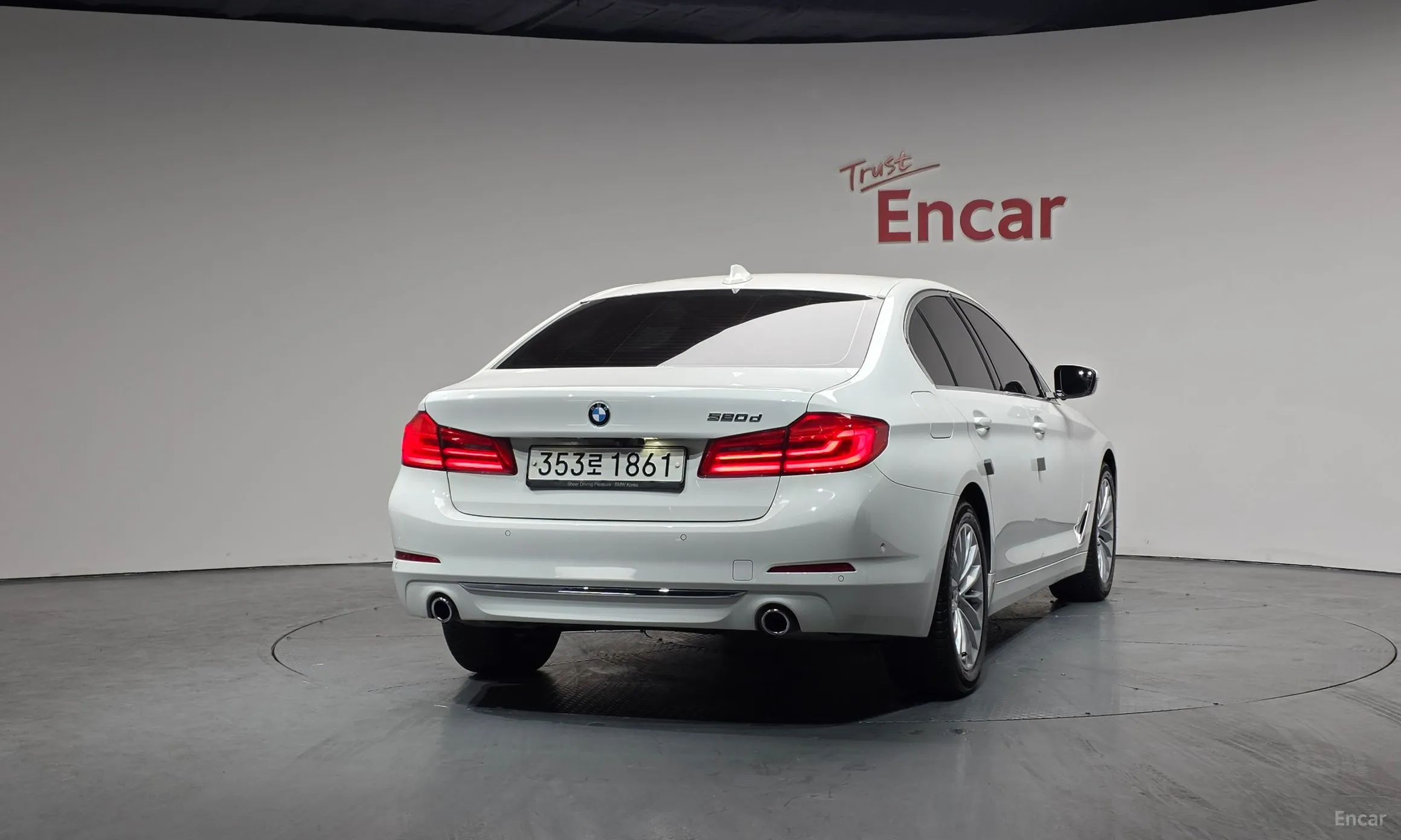 BMW 5 Series (G30) превью 4