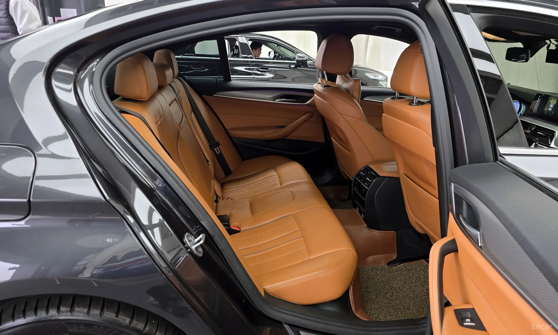 BMW 5 Series (G30) превью 12