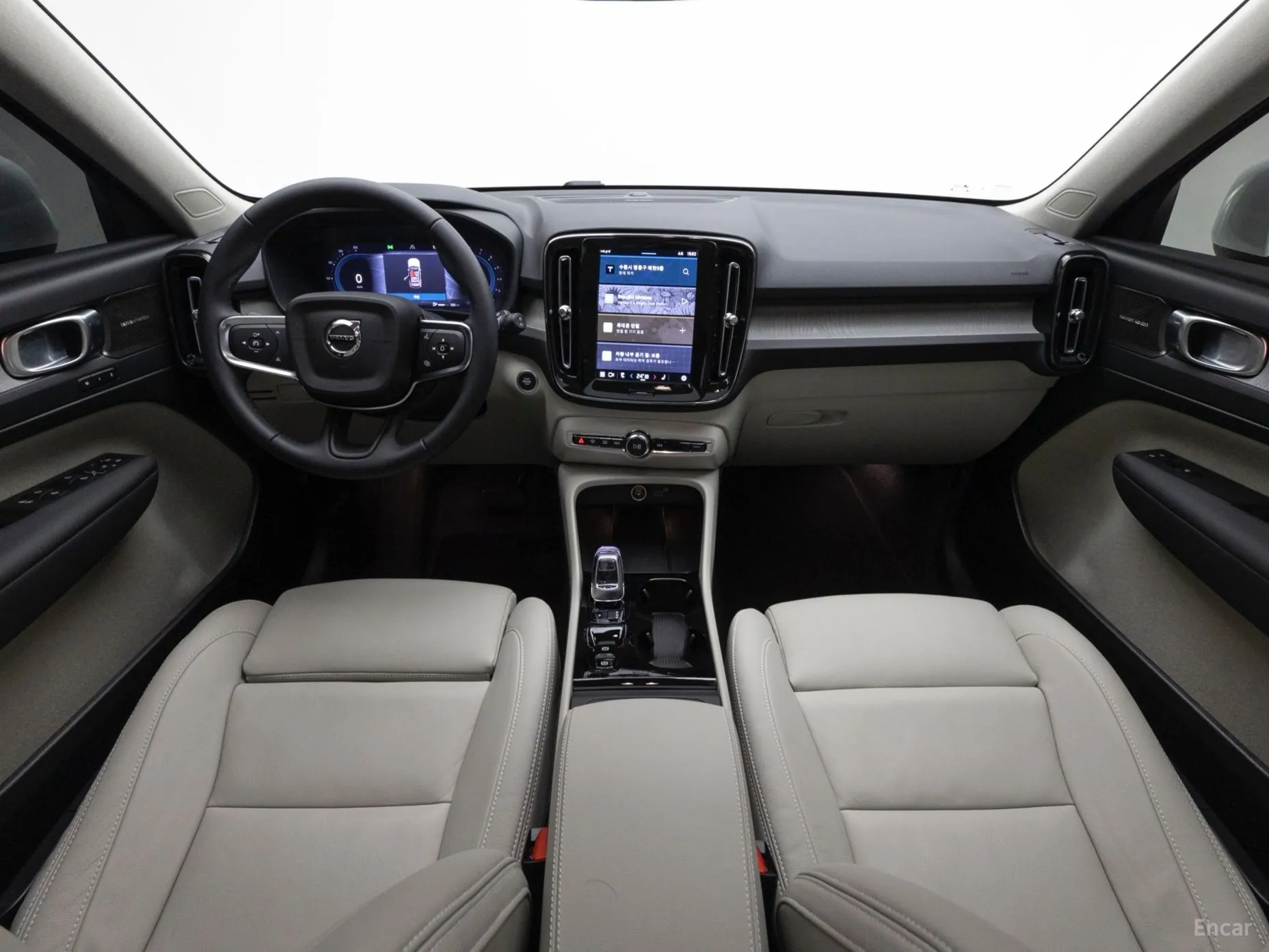 Volvo XC40 превью 7