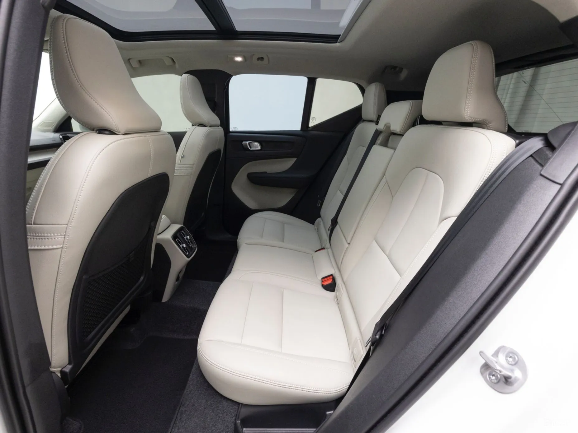 Volvo XC40 превью 8