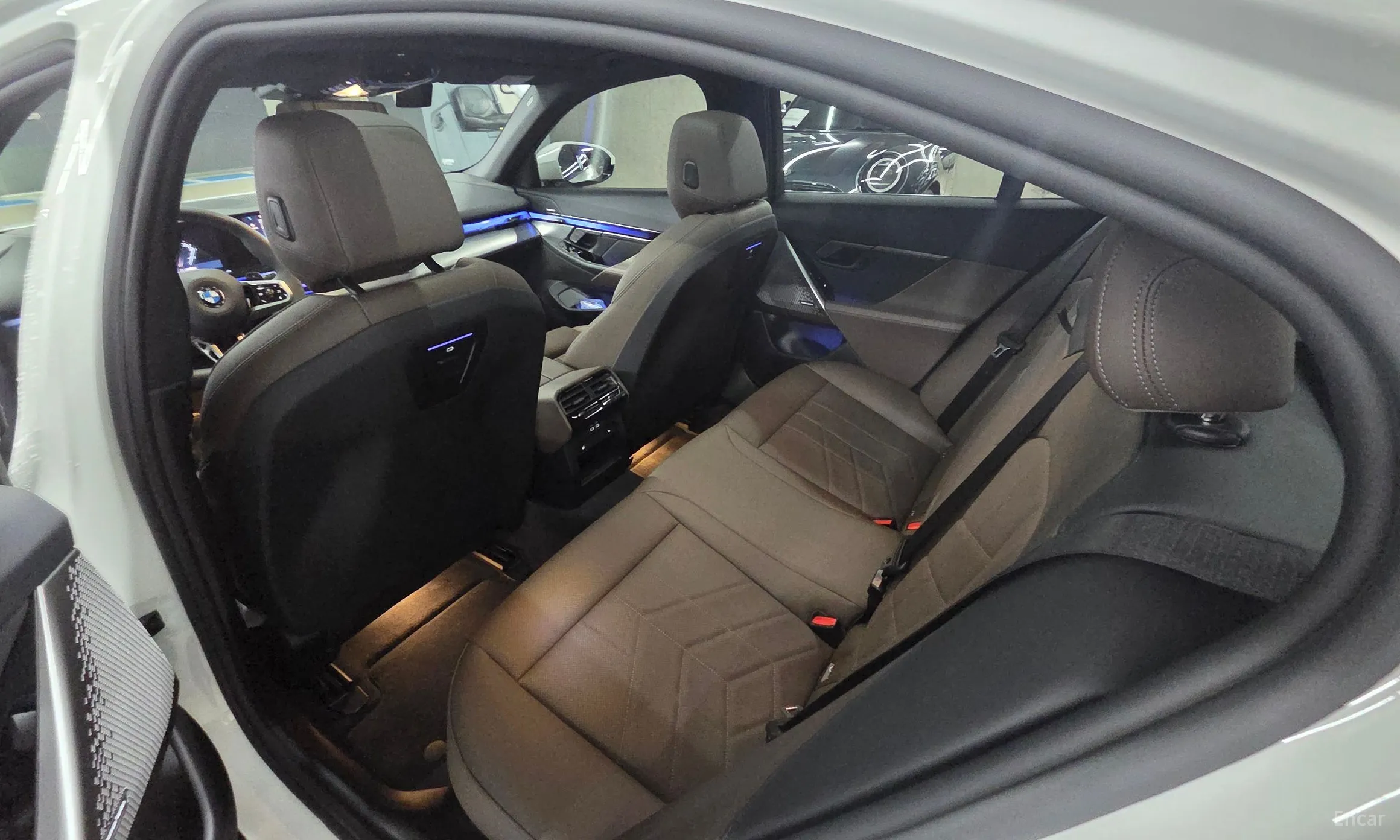 BMW 5 Series (G60) превью 17