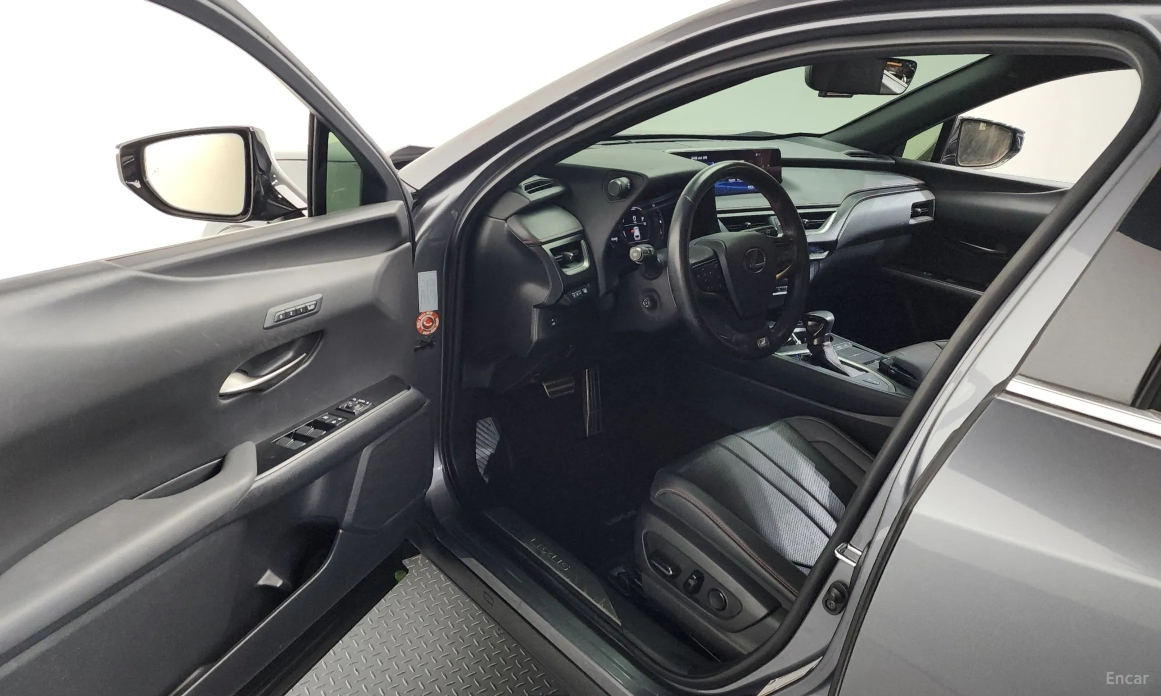 Lexus UX250h превью 10
