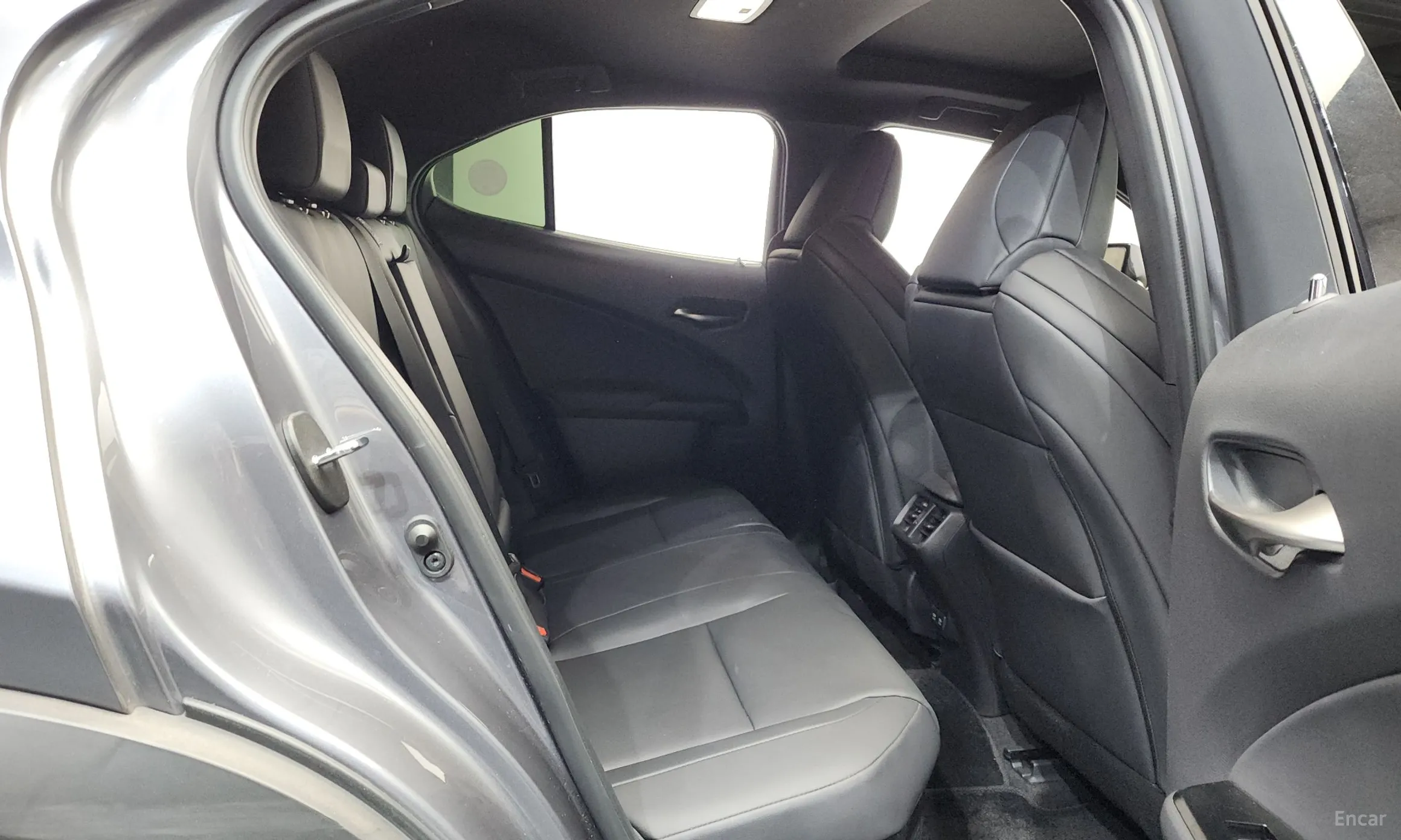 Lexus UX250h превью 12
