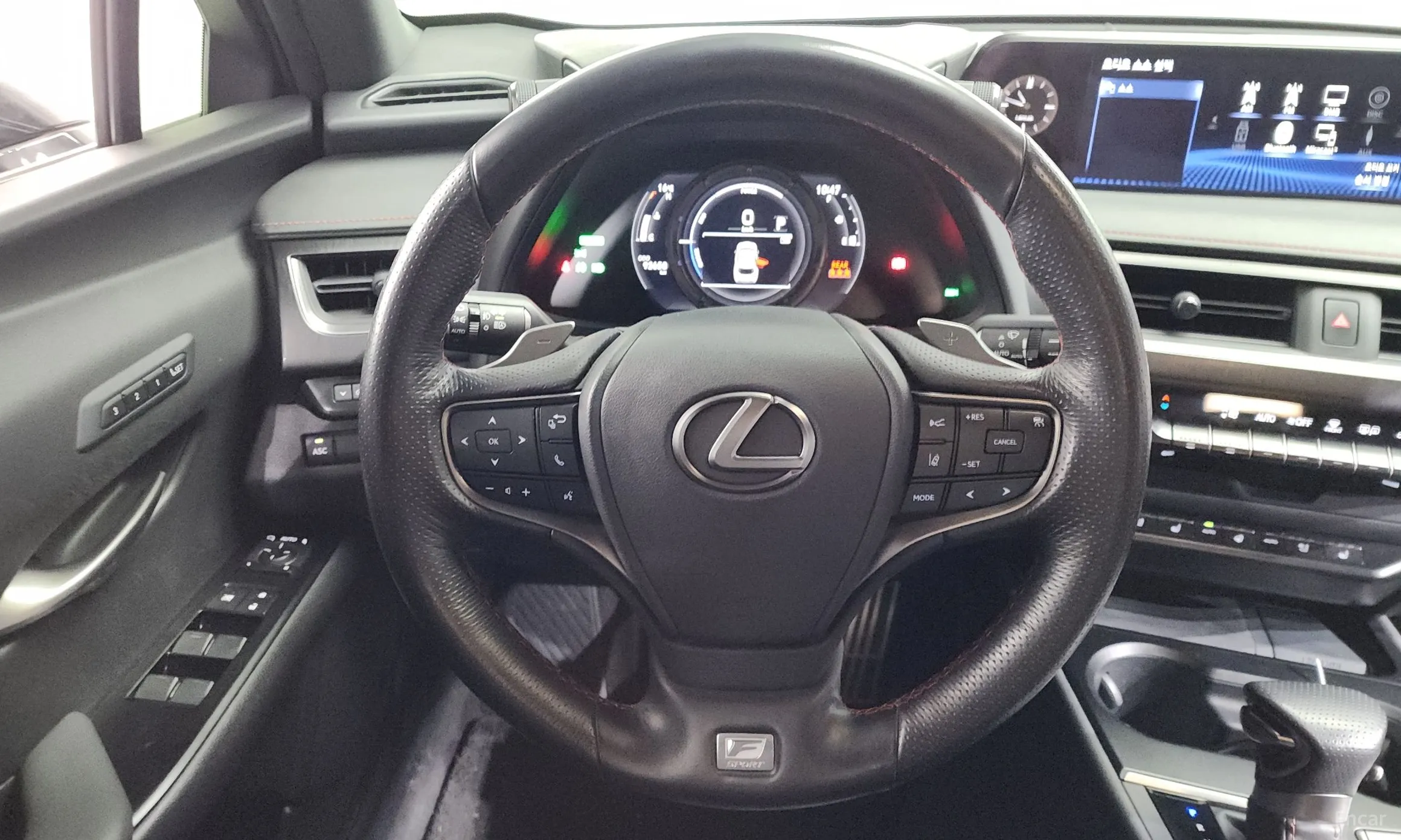 Lexus UX250h превью 13