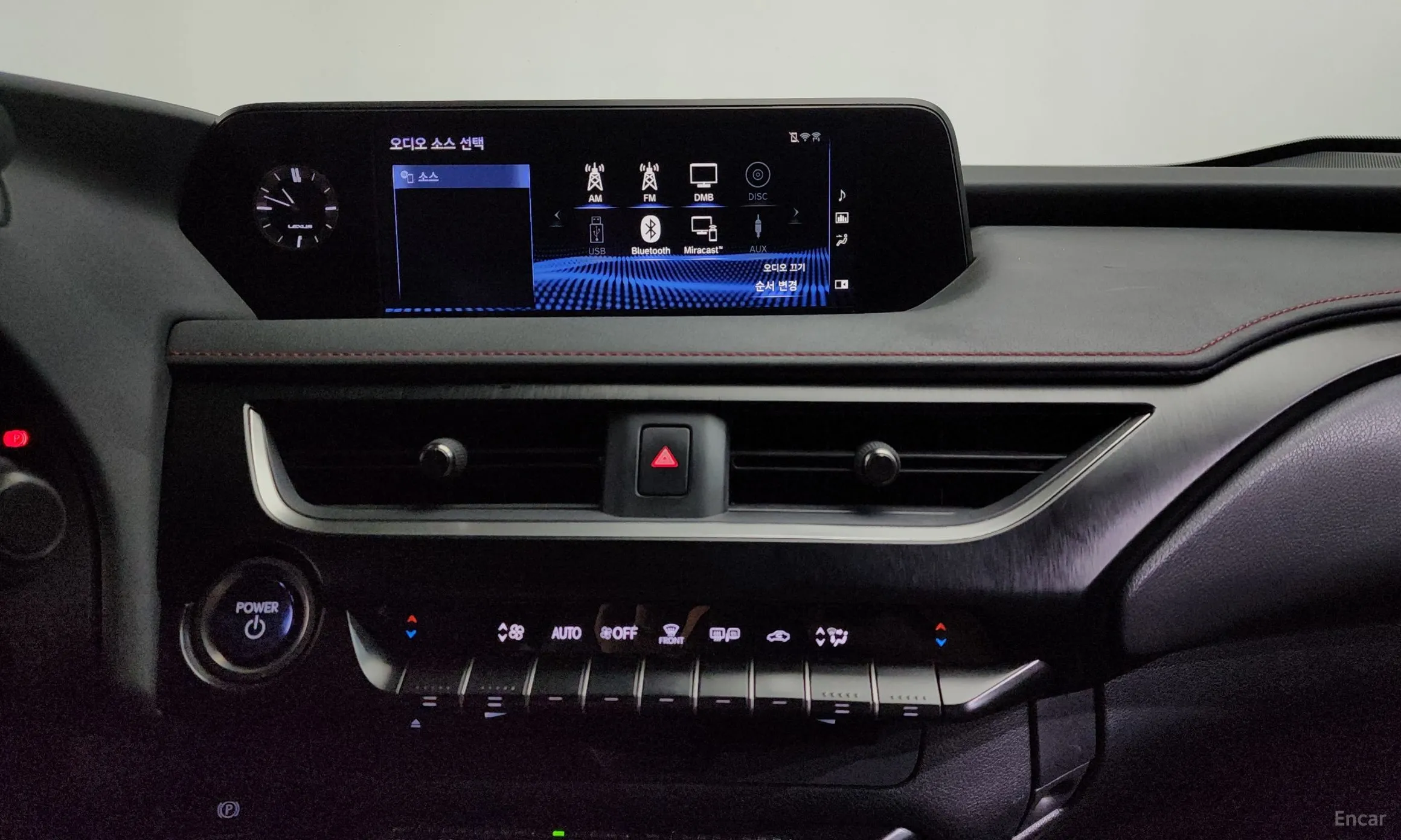 Lexus UX250h превью 16