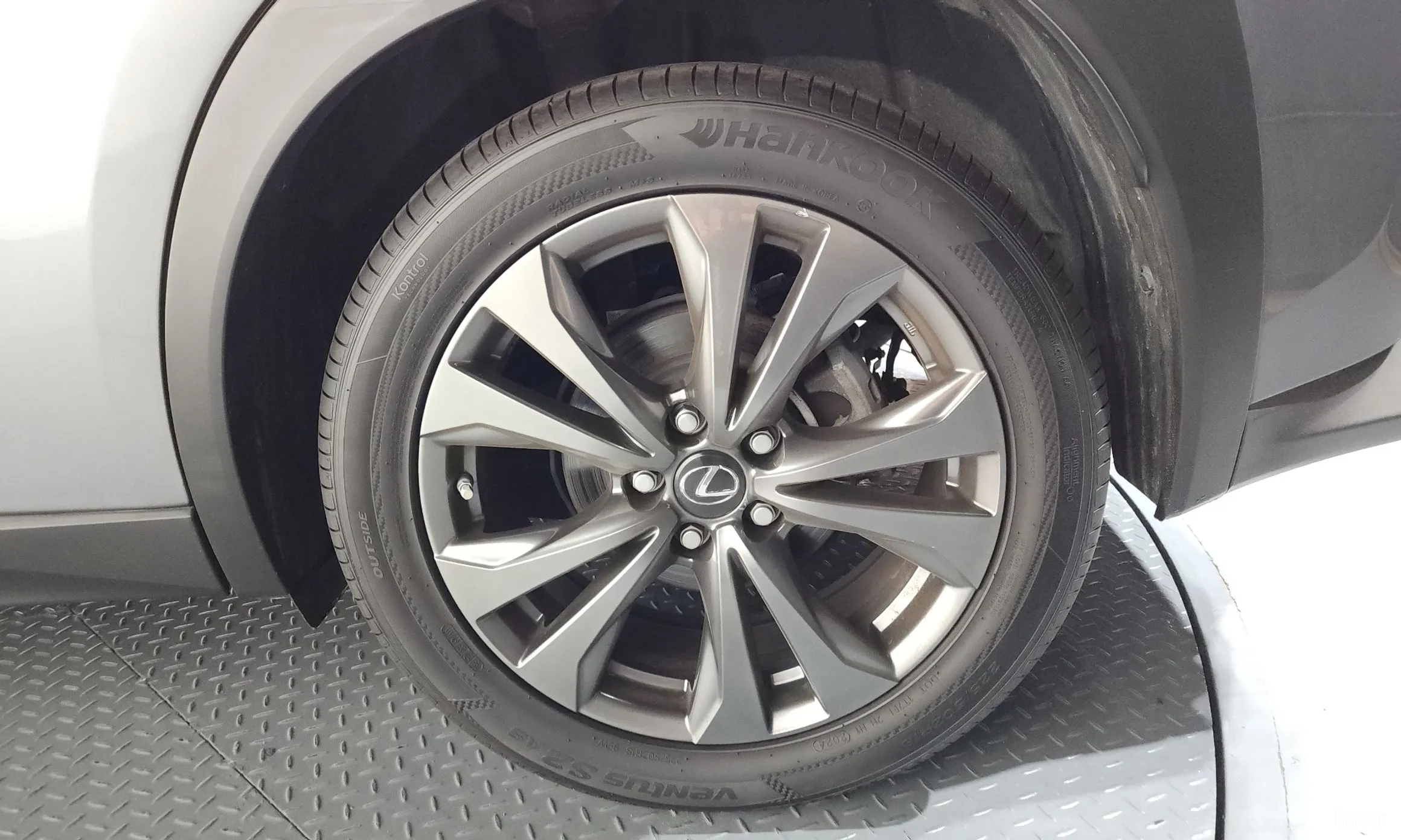 Lexus UX250h превью 5