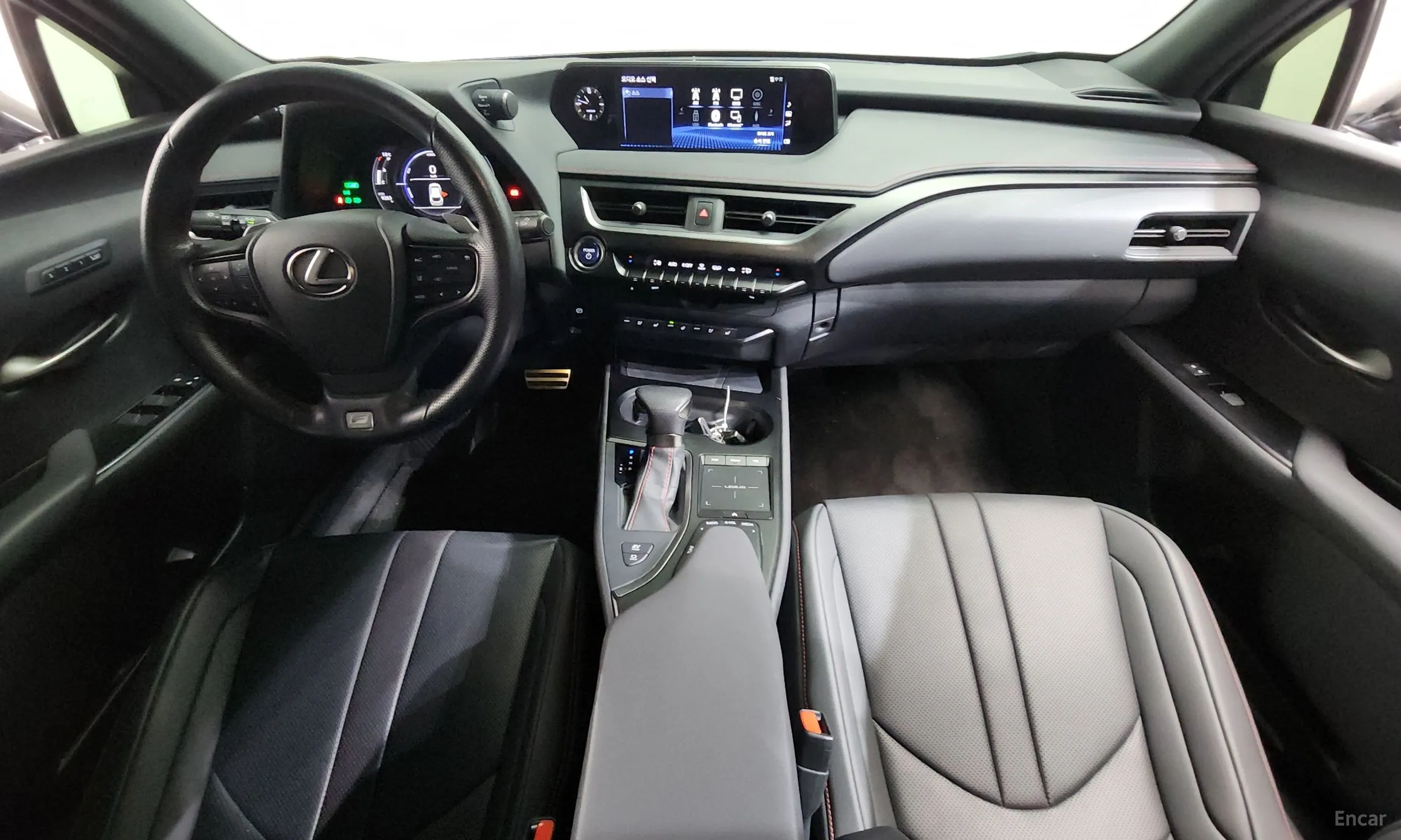 Lexus UX250h превью 7