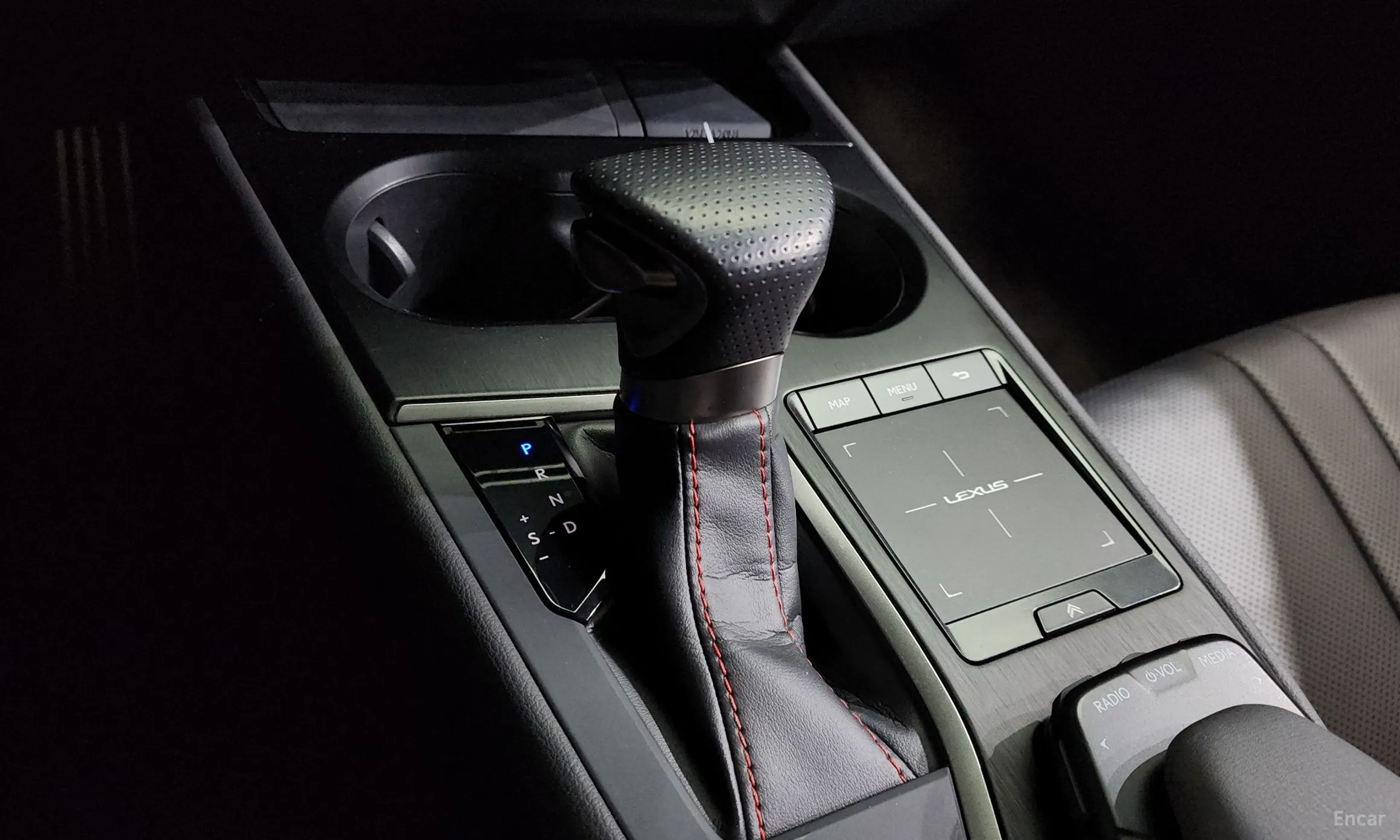 Lexus UX250h превью 9