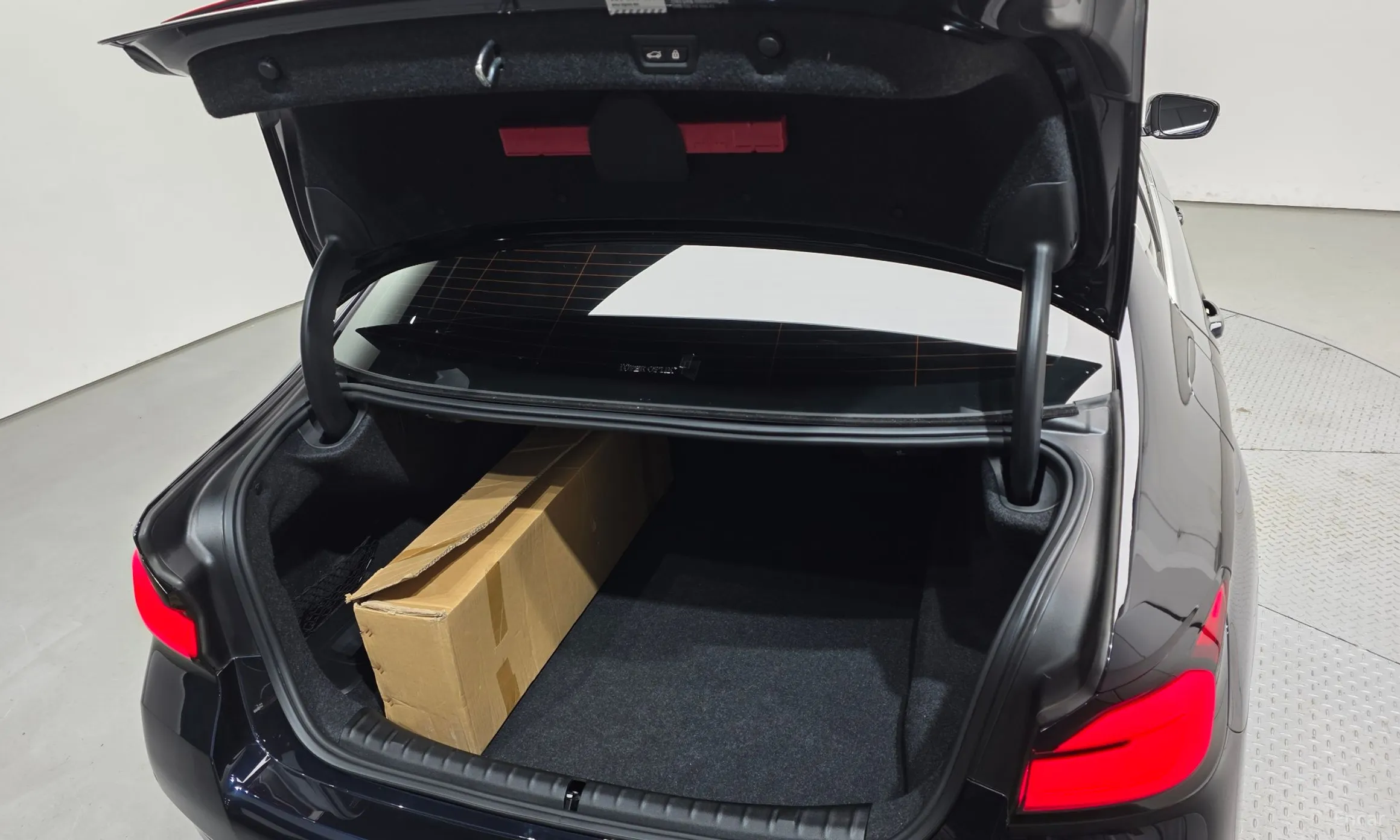 BMW 5 Series (G30) превью 20