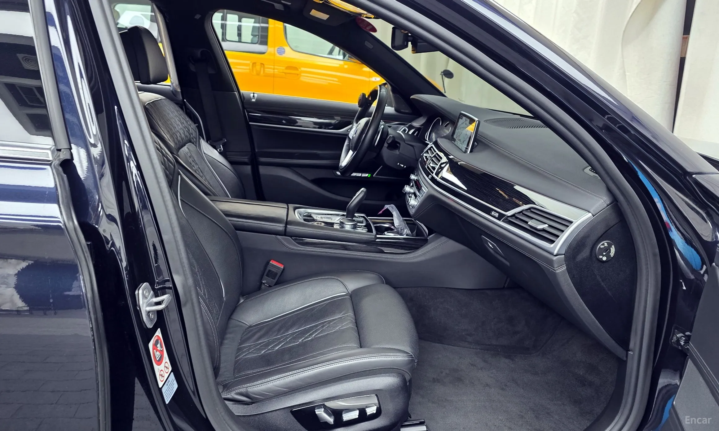 BMW 7 Series (G11) превью 11