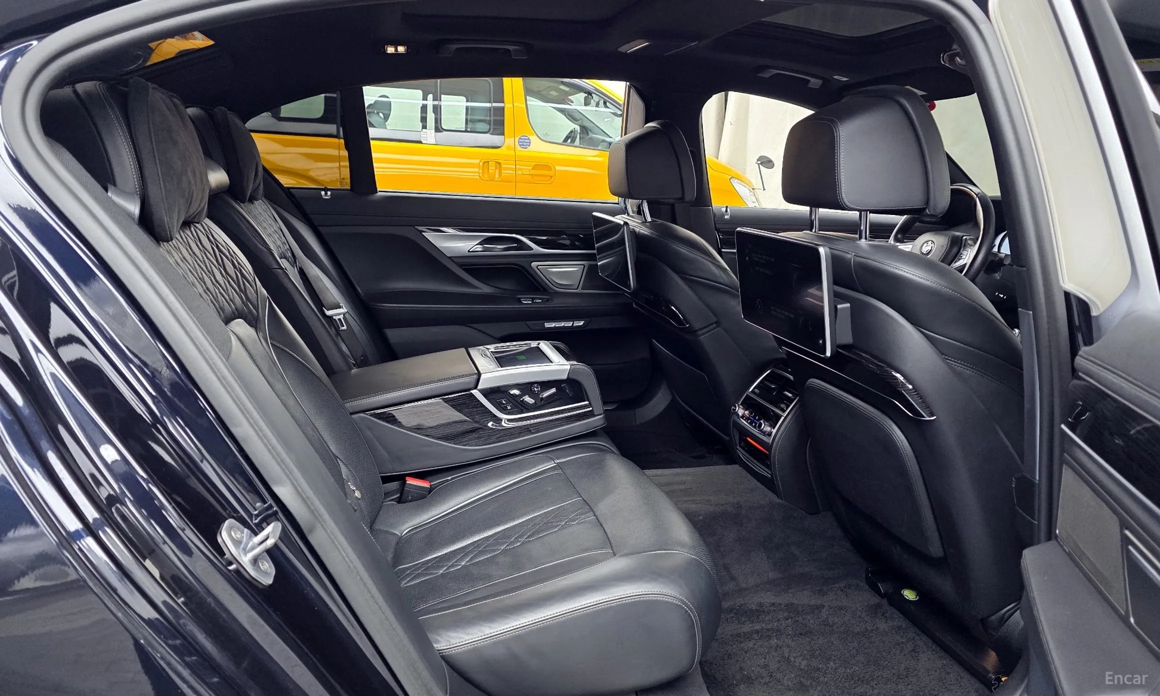 BMW 7 Series (G11) превью 12