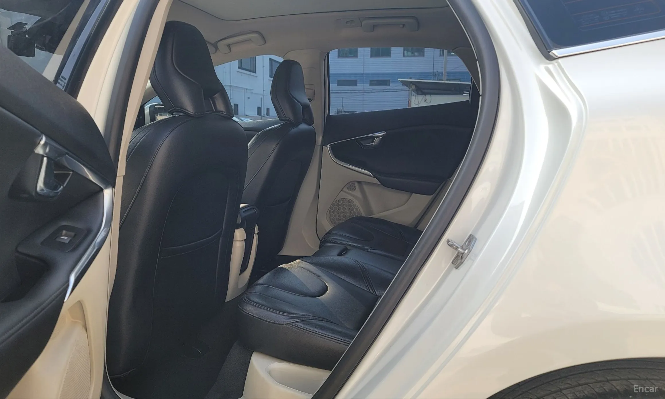 Volvo V40 превью 10