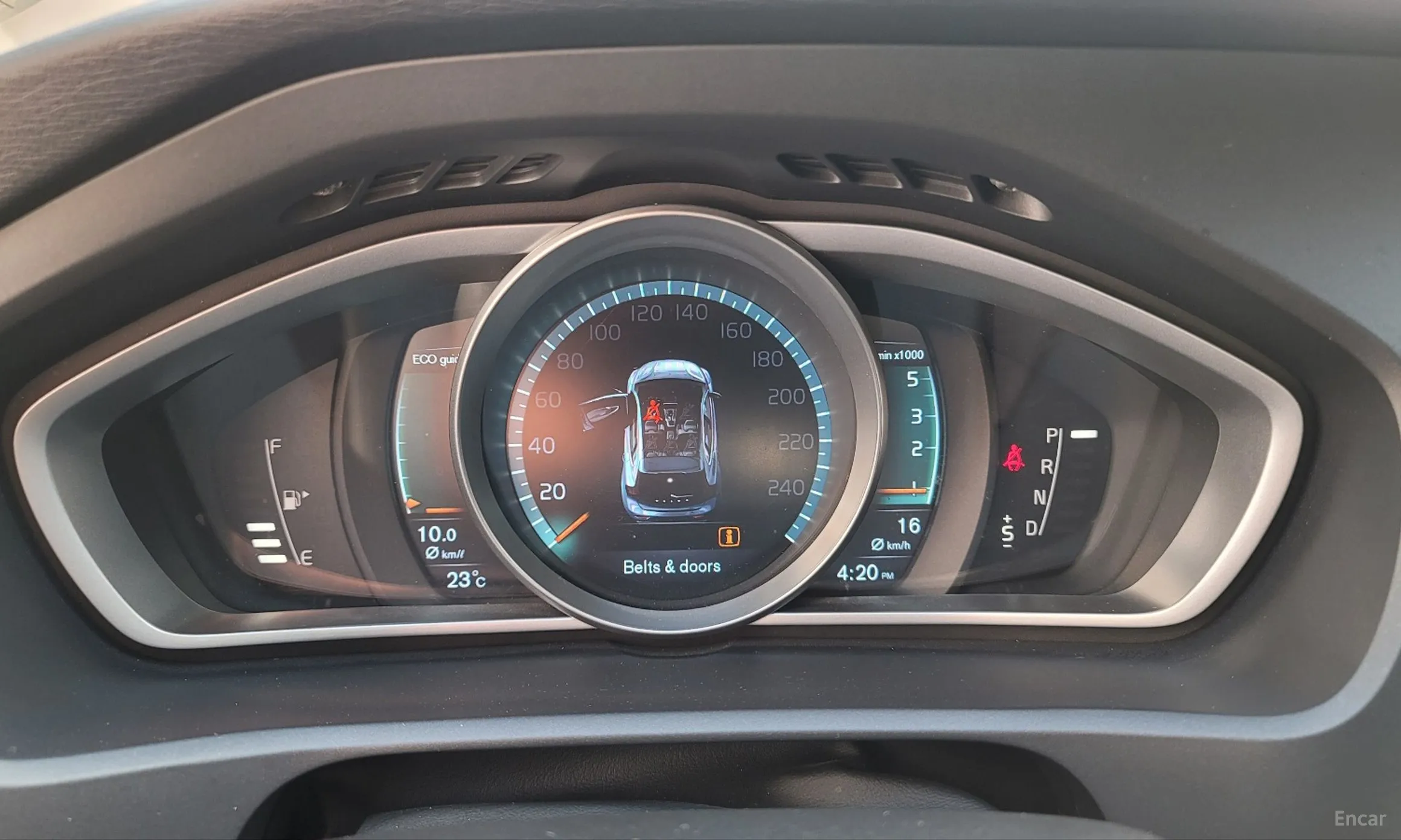 Volvo V40 превью 8