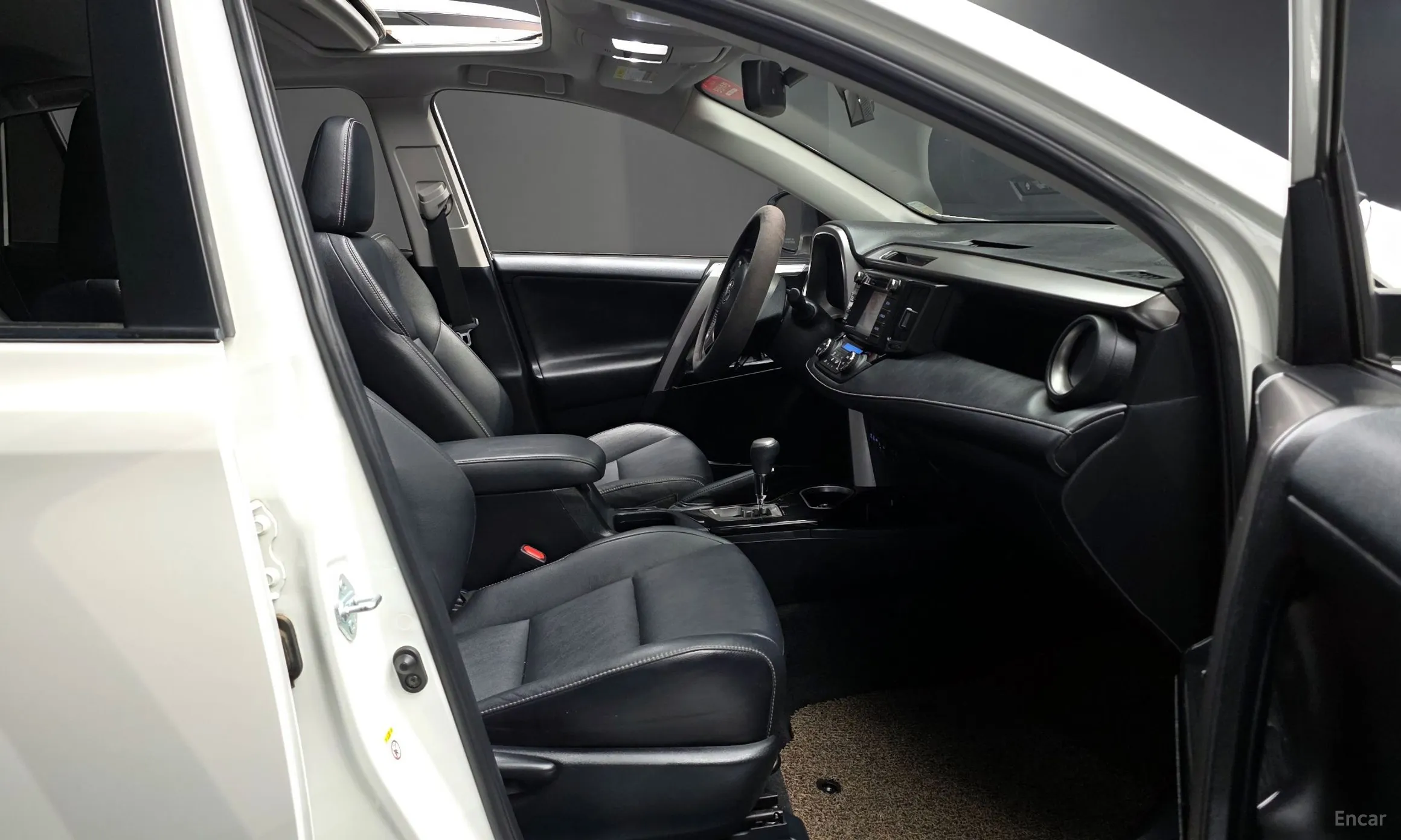 Toyota RAV4 превью 10