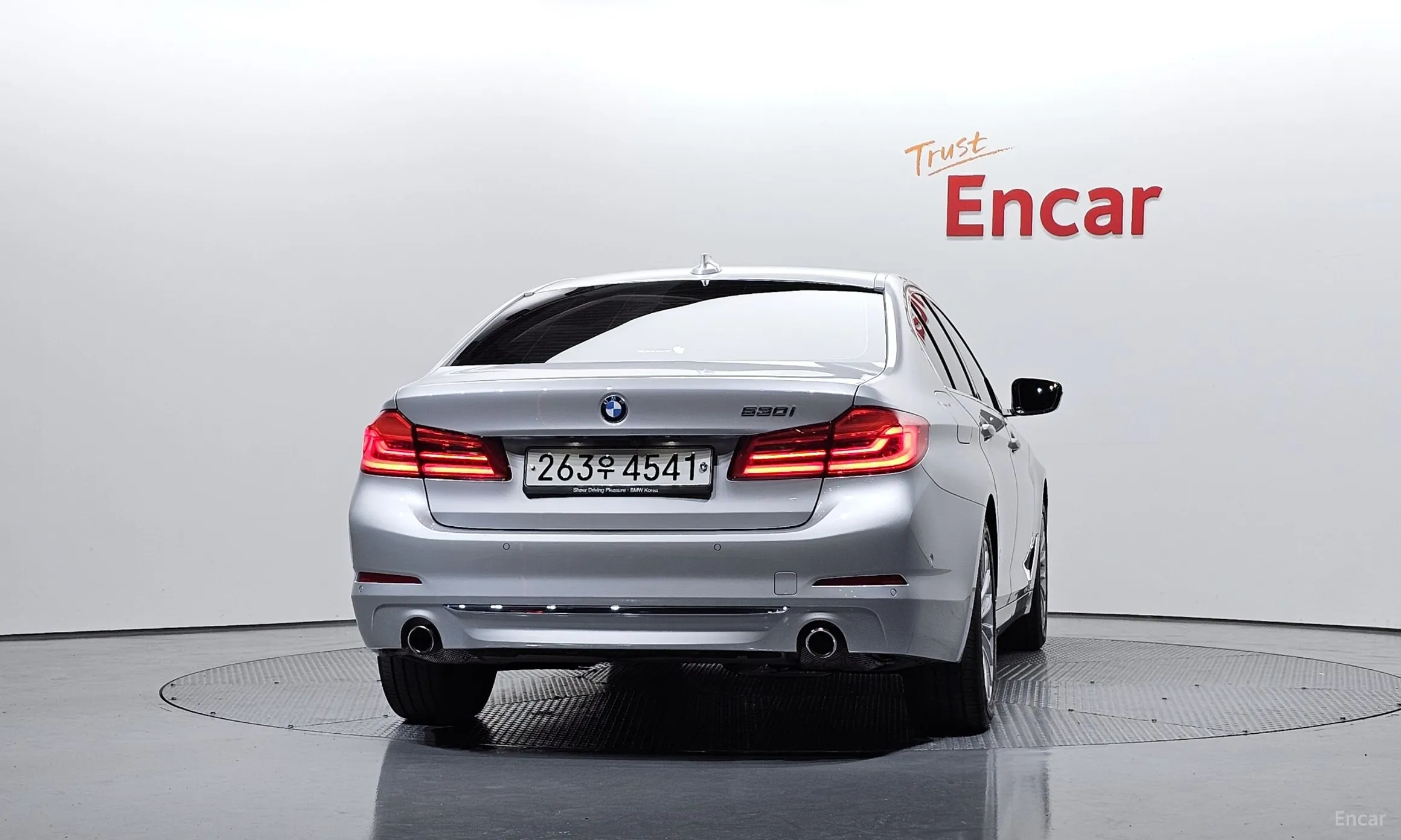 BMW 5 Series (G30) превью 4