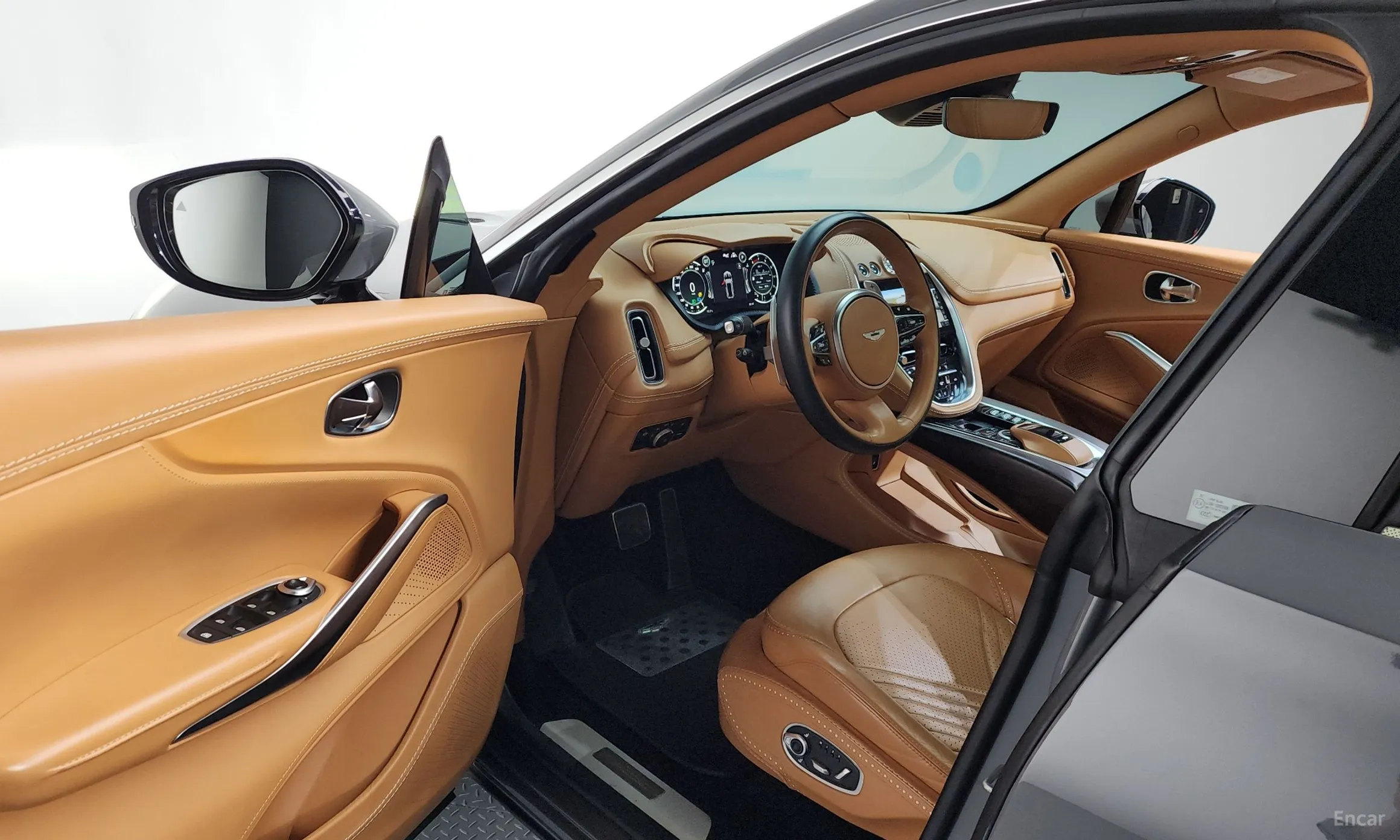 Aston Martin Dbx превью 10